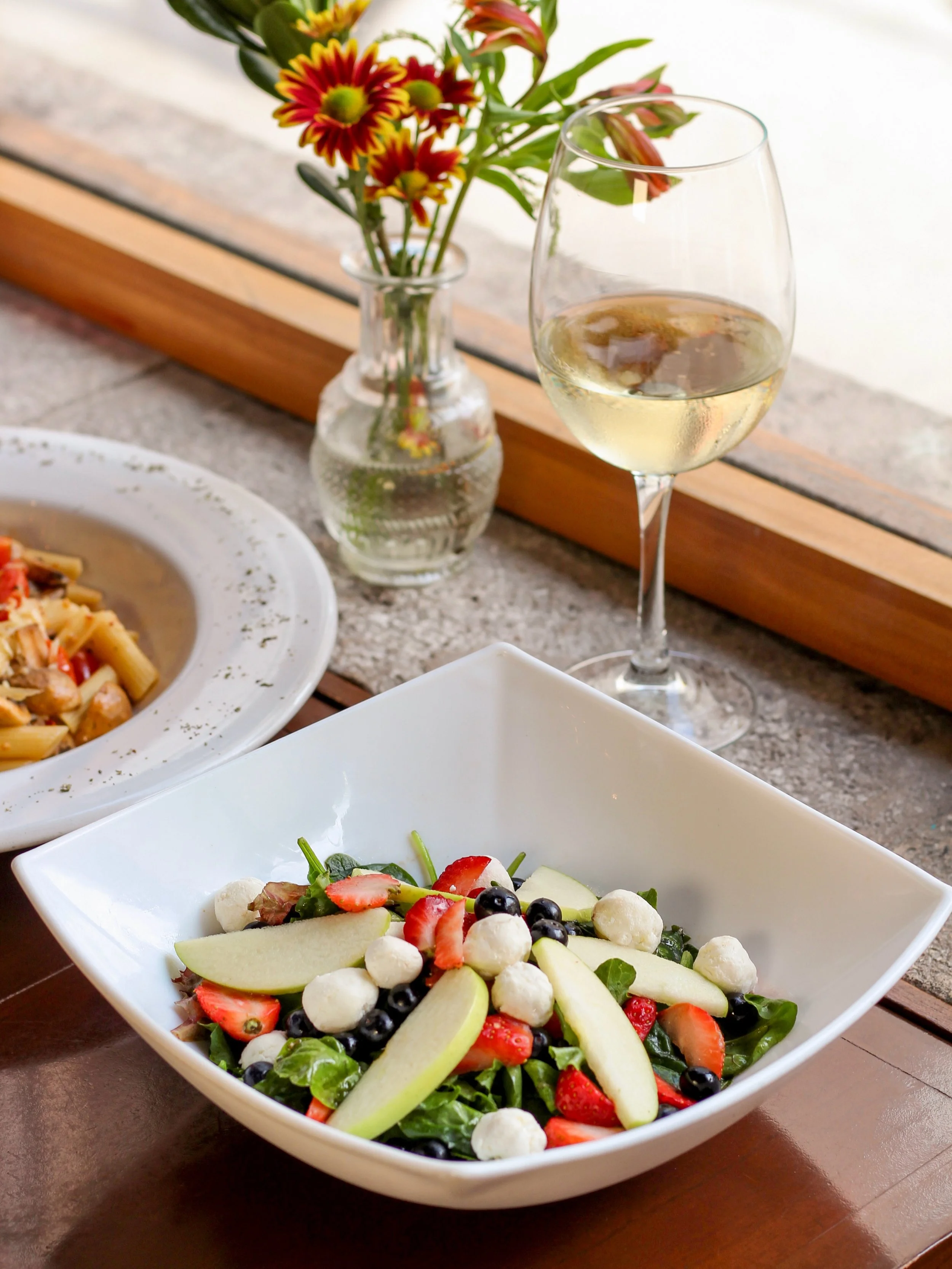 Una ensalada fresca para el Verano. 🍓Hoy te recomendamos nuestra Ensalada Frutal, con queso de cabra y nuez caramelizada, aderezada con vinagreta bals&aacute;mica de la casa.