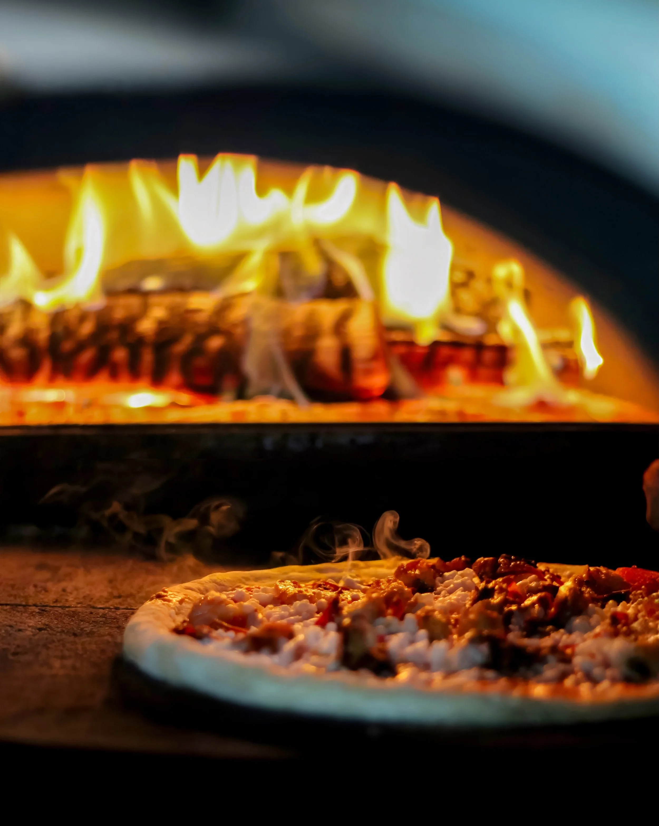 As&iacute; se hacen nuestras Pizzas, a la Le&ntilde;a en Horno de Piedra.🪵🔥