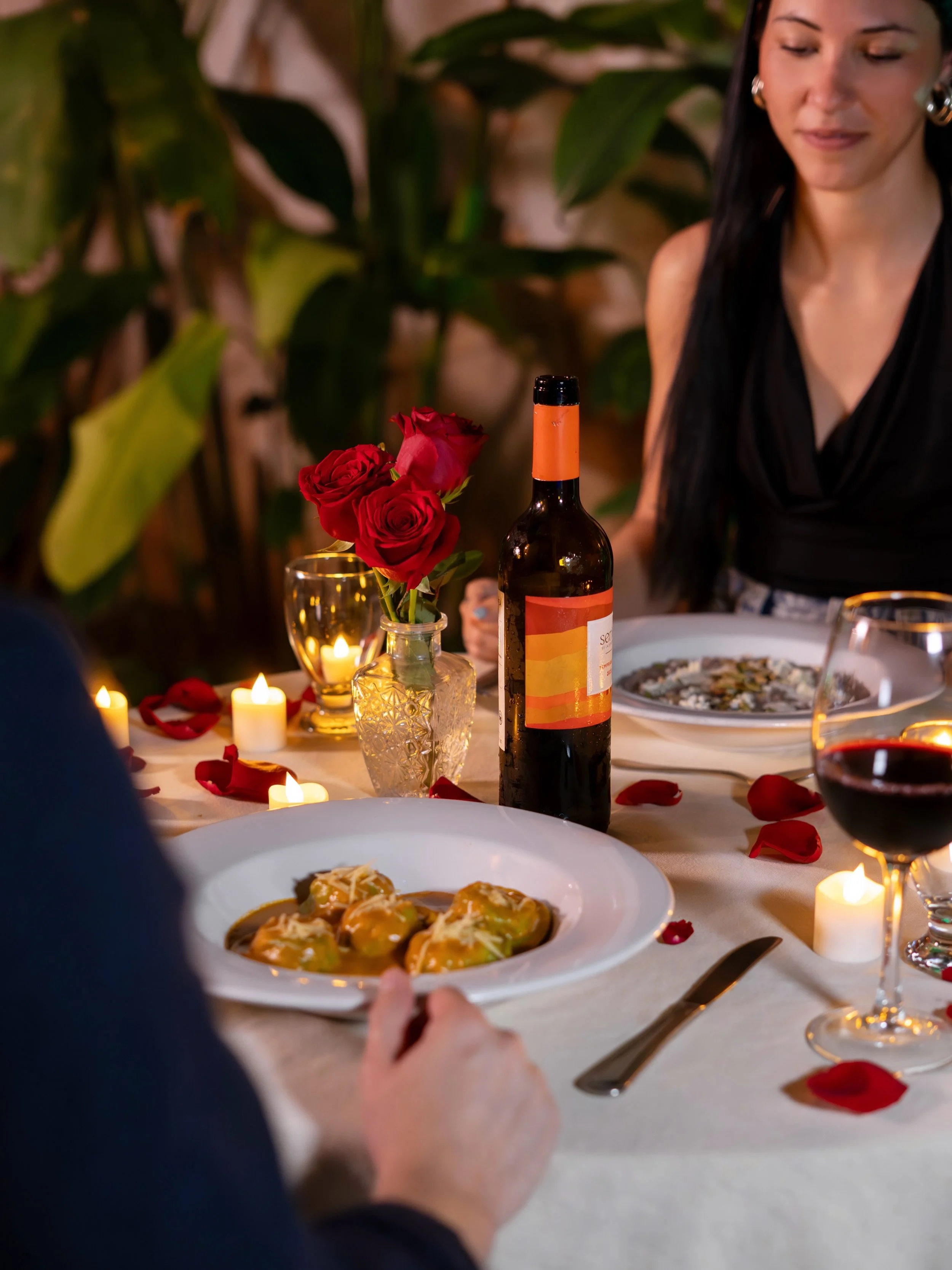 &iquest;Se acerca un d&iacute;a especial? Hazla una fecha inolvidable con nuestras Cenas Rom&aacute;nticas. Una experiencia para dos en el jard&iacute;n, con decoraci&oacute;n, cena de 3 tiempos y una botella de vino. 

💌Env&iacute;anos un mensaje p