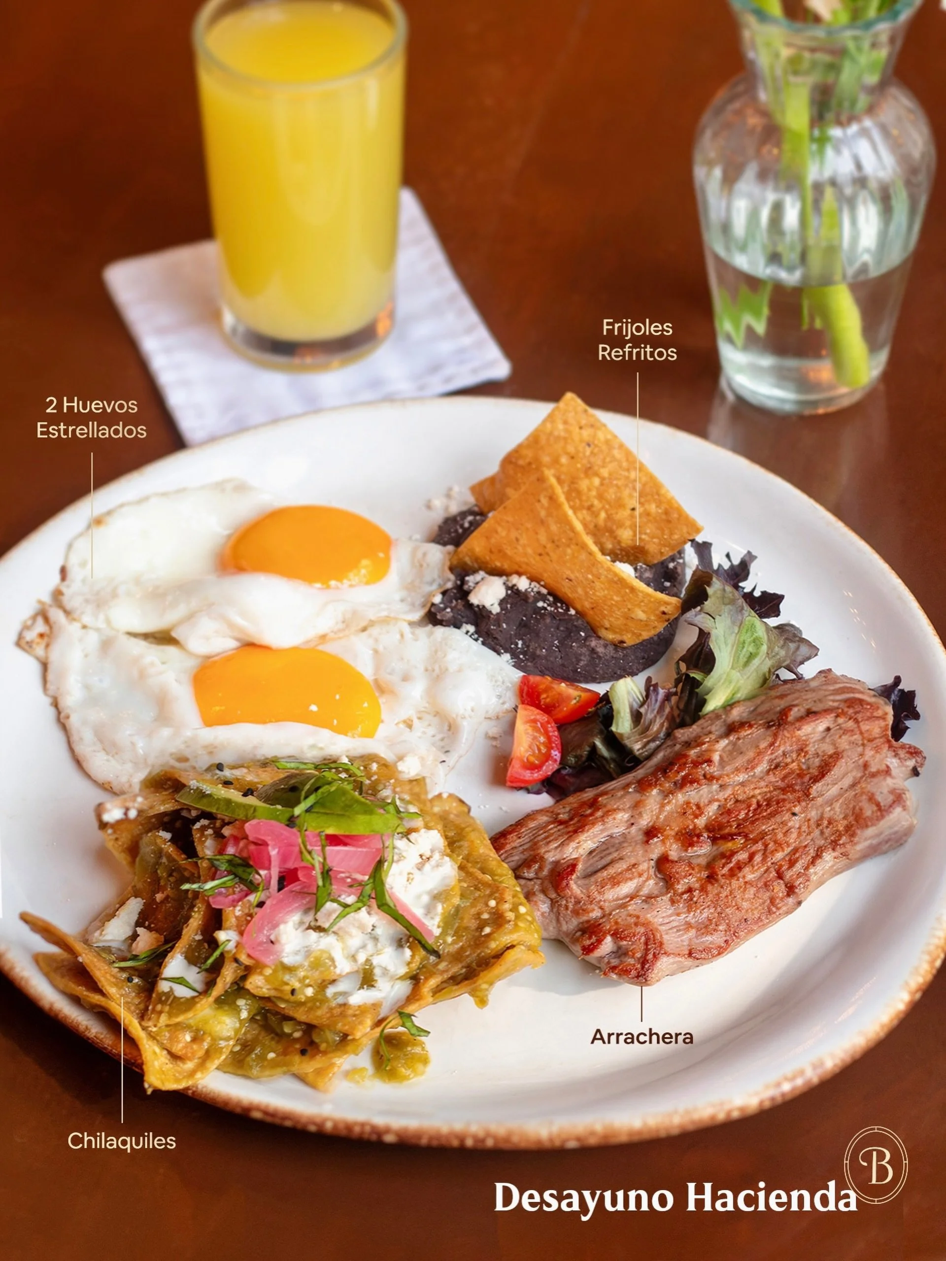 El desayuno que lo tiene todo 🤩 Arrachera acompa&ntilde;ada de dos Huevos Estrellados, Chilaquiles y Frijoles Refritos. P&iacute;delo como Desayuno Hacienda. 

📍Todos los d&iacute;as desde las 7am en Bistrola 57.