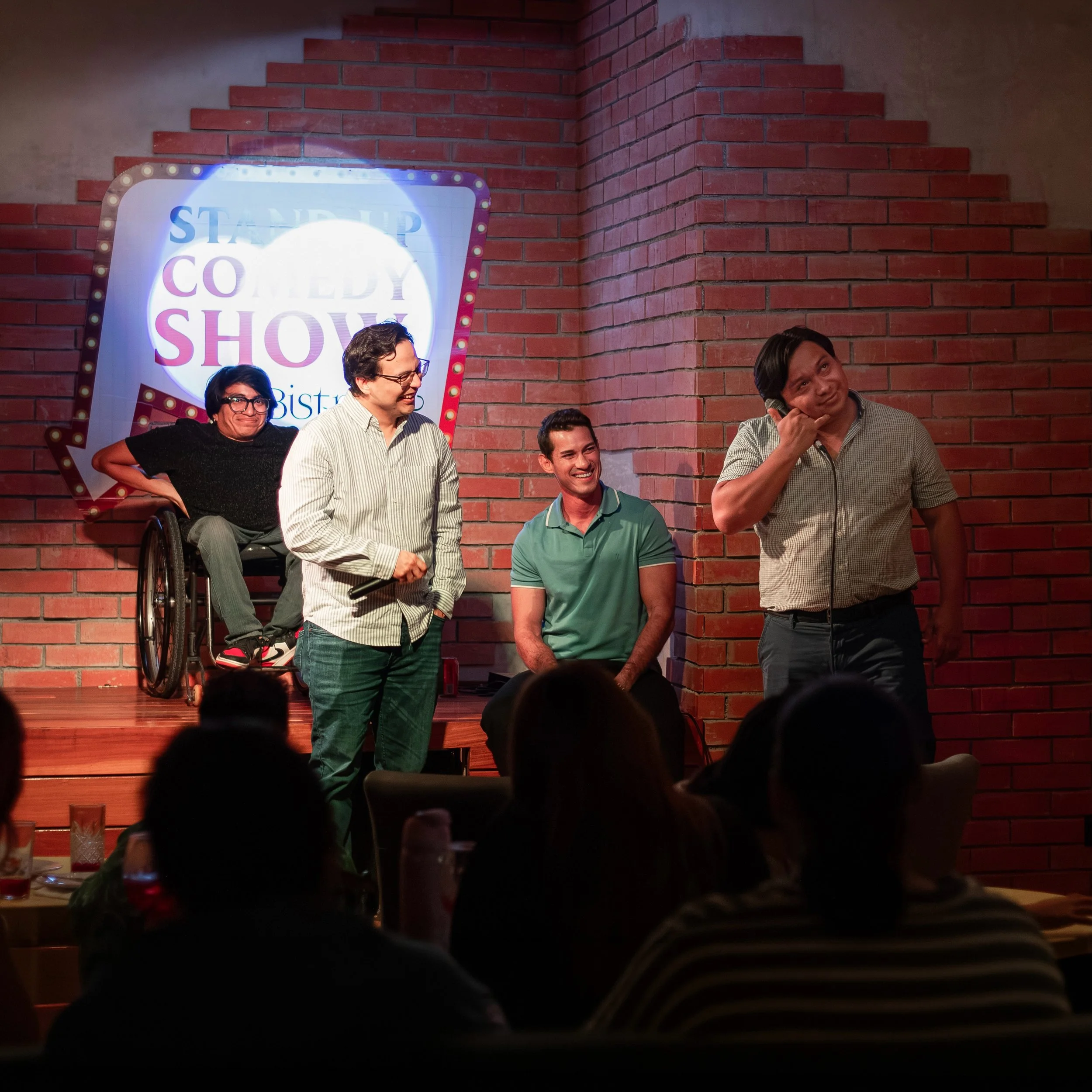 🎤Noche de confesiones, historias inesperadas y muchas risas celebrando a @manurejon_🎂 con @chemadepie, el invitado de la noche @yosoyrudo y un p&uacute;blico incre&iacute;ble en el show de Stand Up Comedy @bistrola57. 

&iquest;Qui&eacute;n quiere 