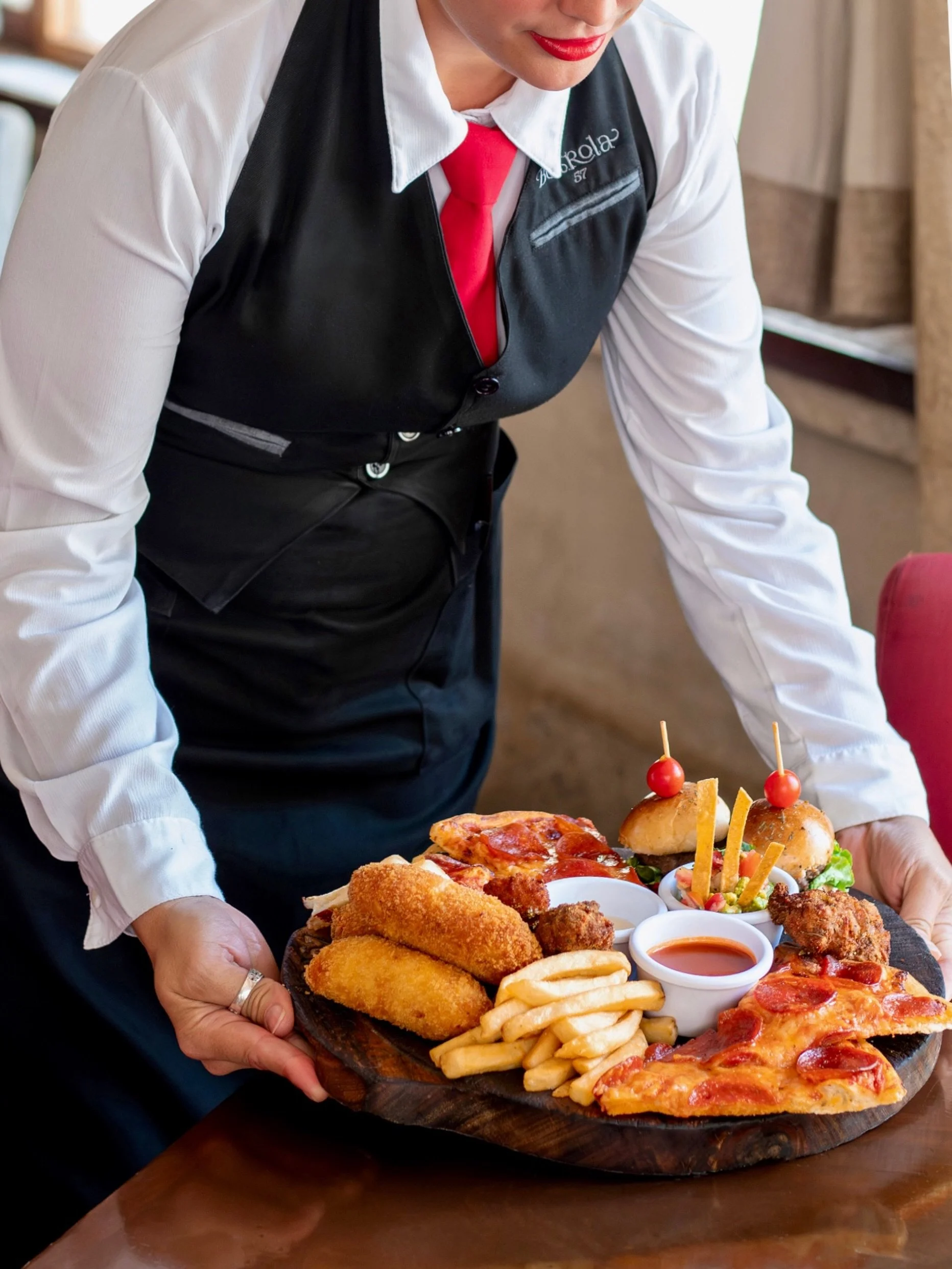 Bistrola Friends Pack, nuestro sampler de snacks para compartir al centro de la mesa.🍹 &iquest;Con qui&eacute;n vendr&aacute;s a disfrutarlo?

📍Calle 60 x 57, Centro Hist&oacute;rico de M&eacute;rida.