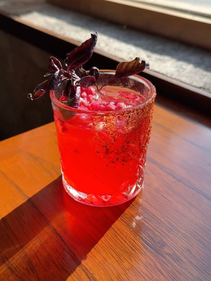 Seguimos brindando en mes Patrio con los cocteles de temporada:
🇲🇽Mezcalita Granada
🍋&zwj;🟩Margarita Tricolor
🌶️Tequila Balam 

&iexcl;No te los pierdas este fin de semana!
📍Bistrola 57.