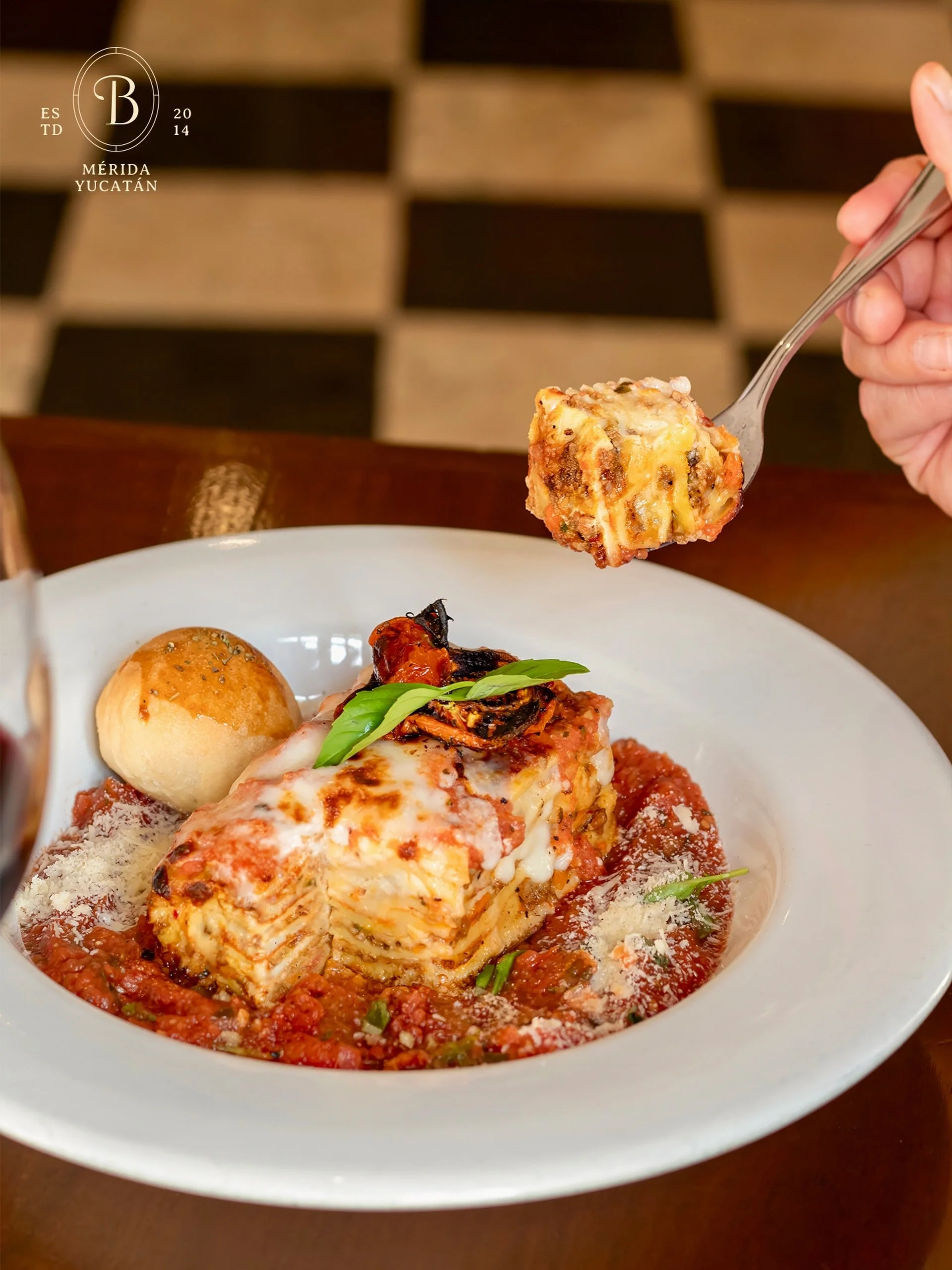 🇮🇹🍅Lasagna de Carne 100% hecha en casa. Con pasta artesanal, la misma salsa que les ha encantado desde nuestro primer d&iacute;a y un pan reci&eacute;n horneado.

🍷Acomp&aacute;&ntilde;alo con un tinto de la carta de vinos.
📍Calle 60 x 57, Centr