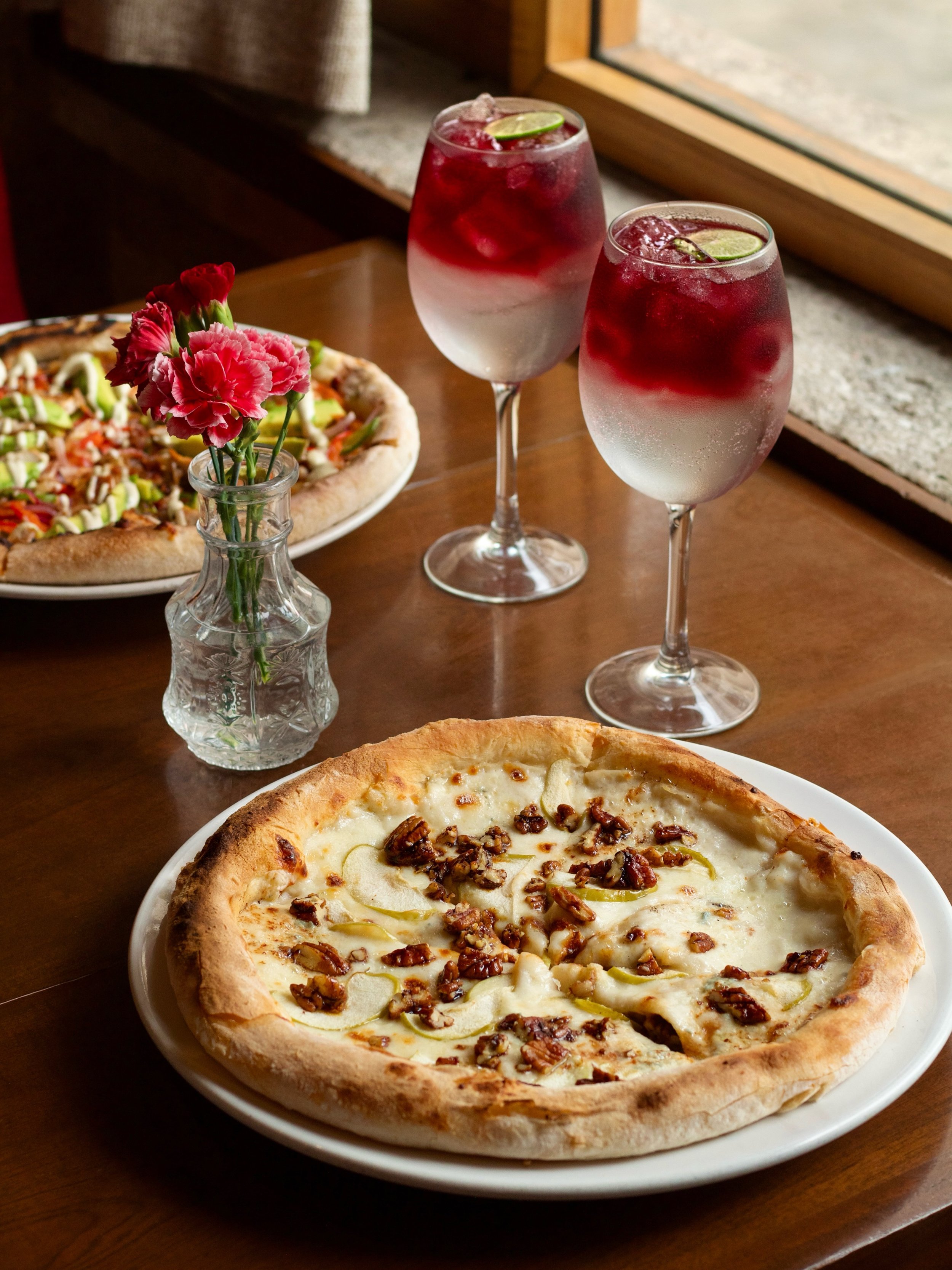 Hoy Martes 2x1 en Pizzas al Horno de Le&ntilde;a 🪵🔥 &iquest;Cu&aacute;les vas a pedir hoy? Algunas ideas:

&bull; Jam&oacute;n Serrano y Ar&uacute;gula
&bull; Chicken Avocado
&bull; 📸Manzana, Nueces y Gorgonzola
&bull; Hongos Rostizados y Ar&uacut