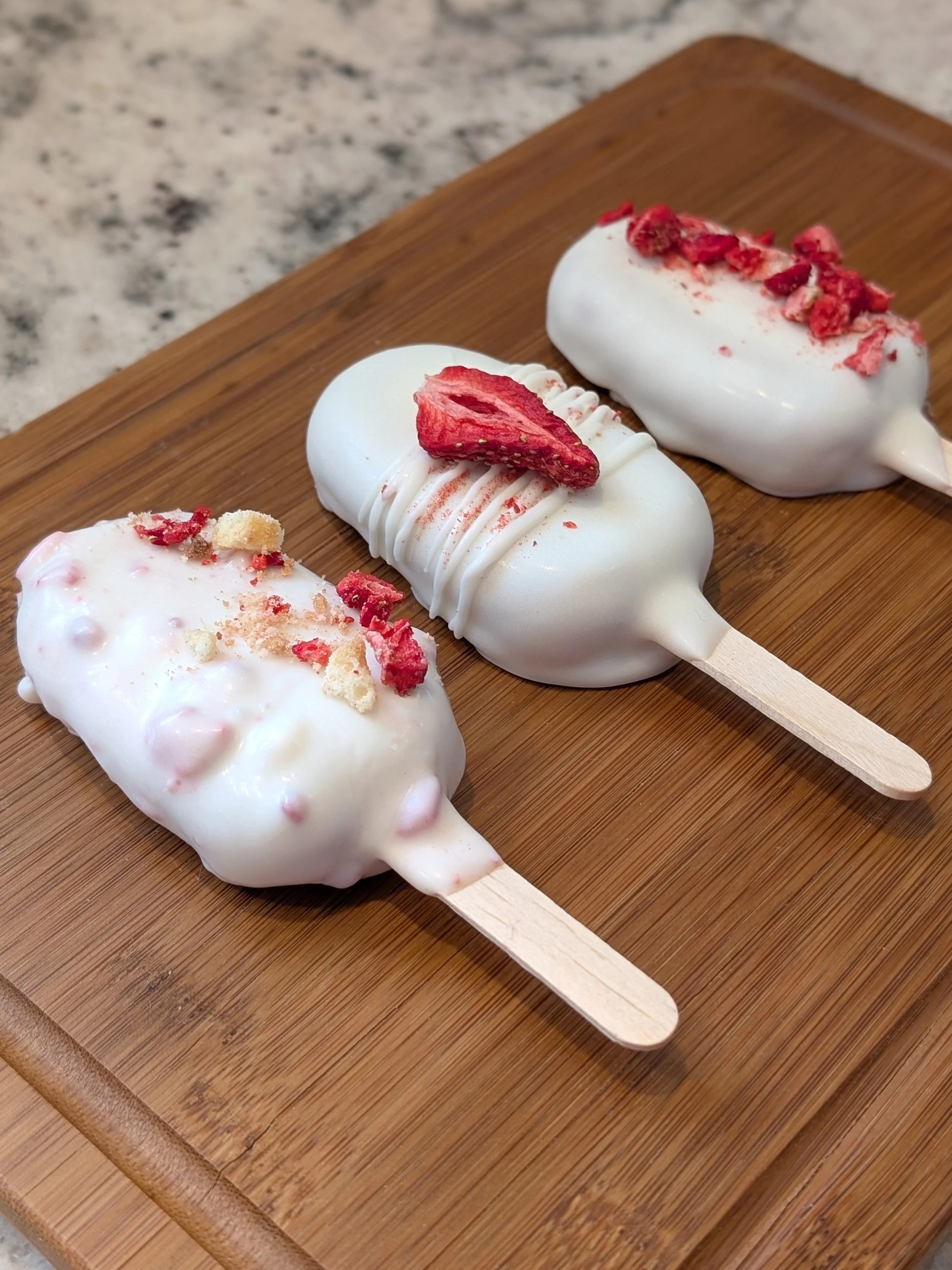 Strawberry Crumble cake pops