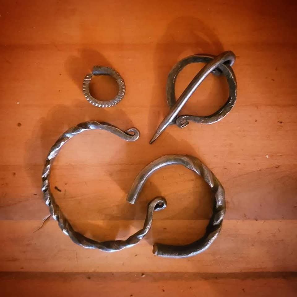 Différents anneaux en métal. Un anneau avec dents, un anneau droit, et deux anneaux tordus.