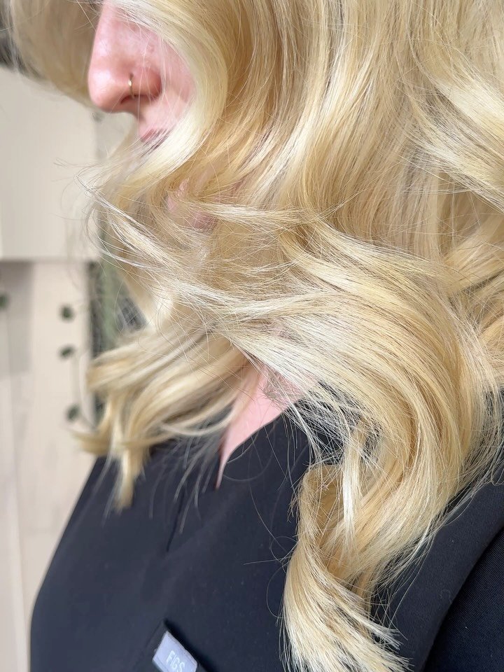 Perfectly blended buttery blonde. 
Blonde is my love language! I love finding the perfect blonde for you!! 
Is your hair feeling flat or brassy? Maybe it&rsquo;s time you speak to a specialist to help you achieve your goals @juliancruzado_hair 

#mel