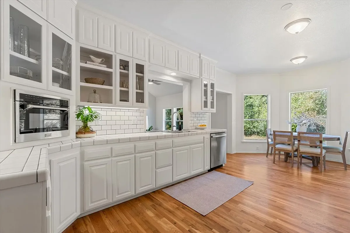 Kitchen 2.webp