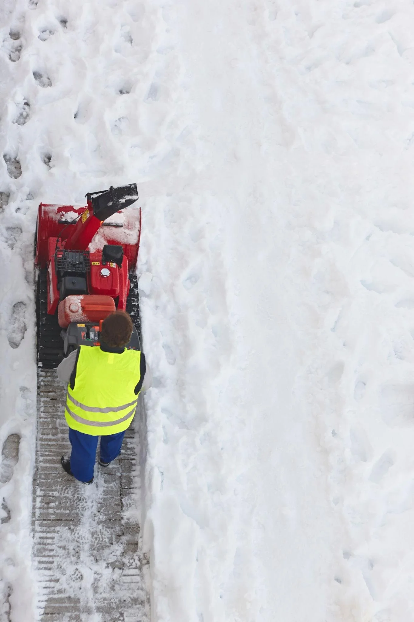 Business sidewalk clearing and de-icing and salting services in Fort Wayne, IN