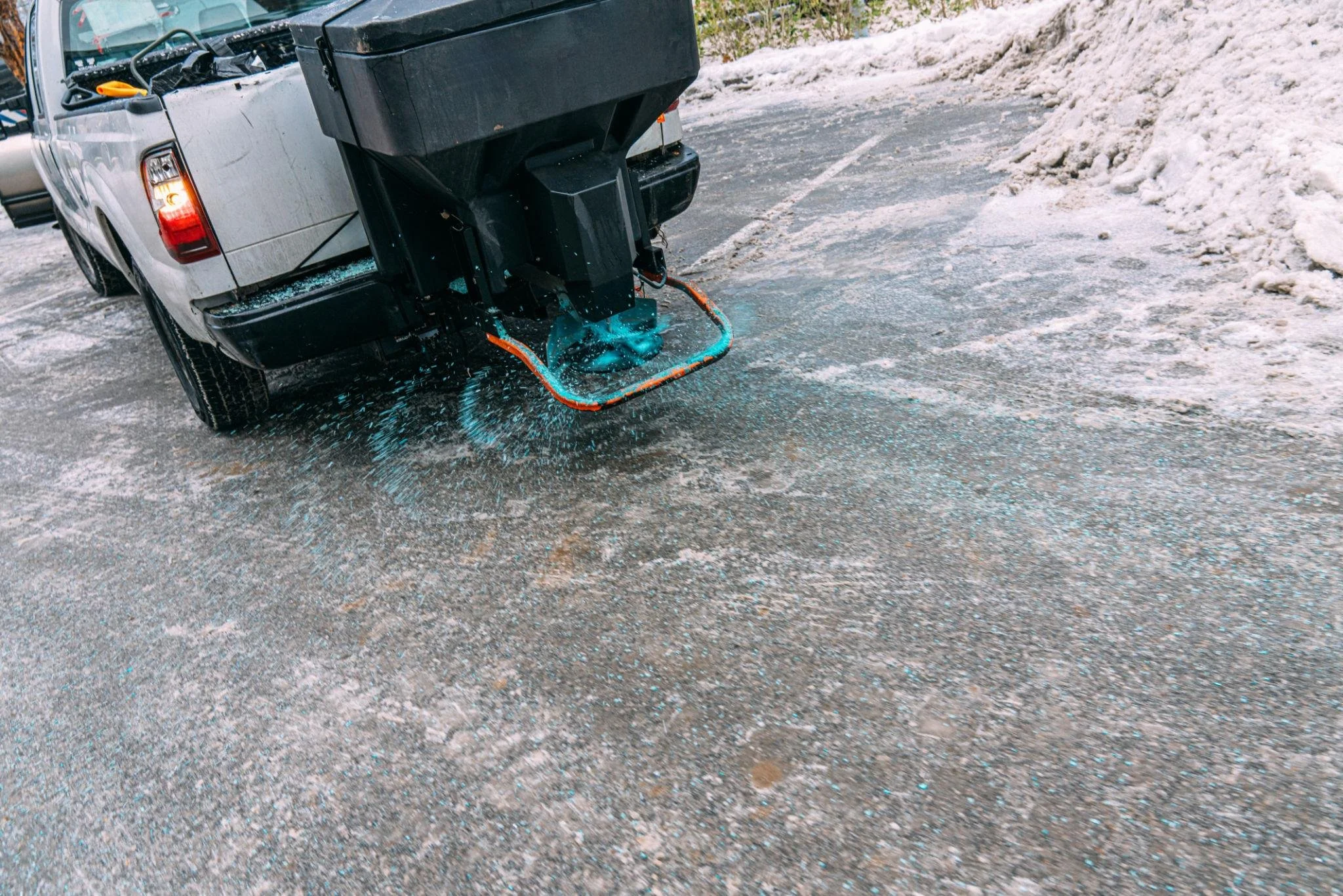 Commercial businesses salting parking lots for winter services in Fort Wayne, IN