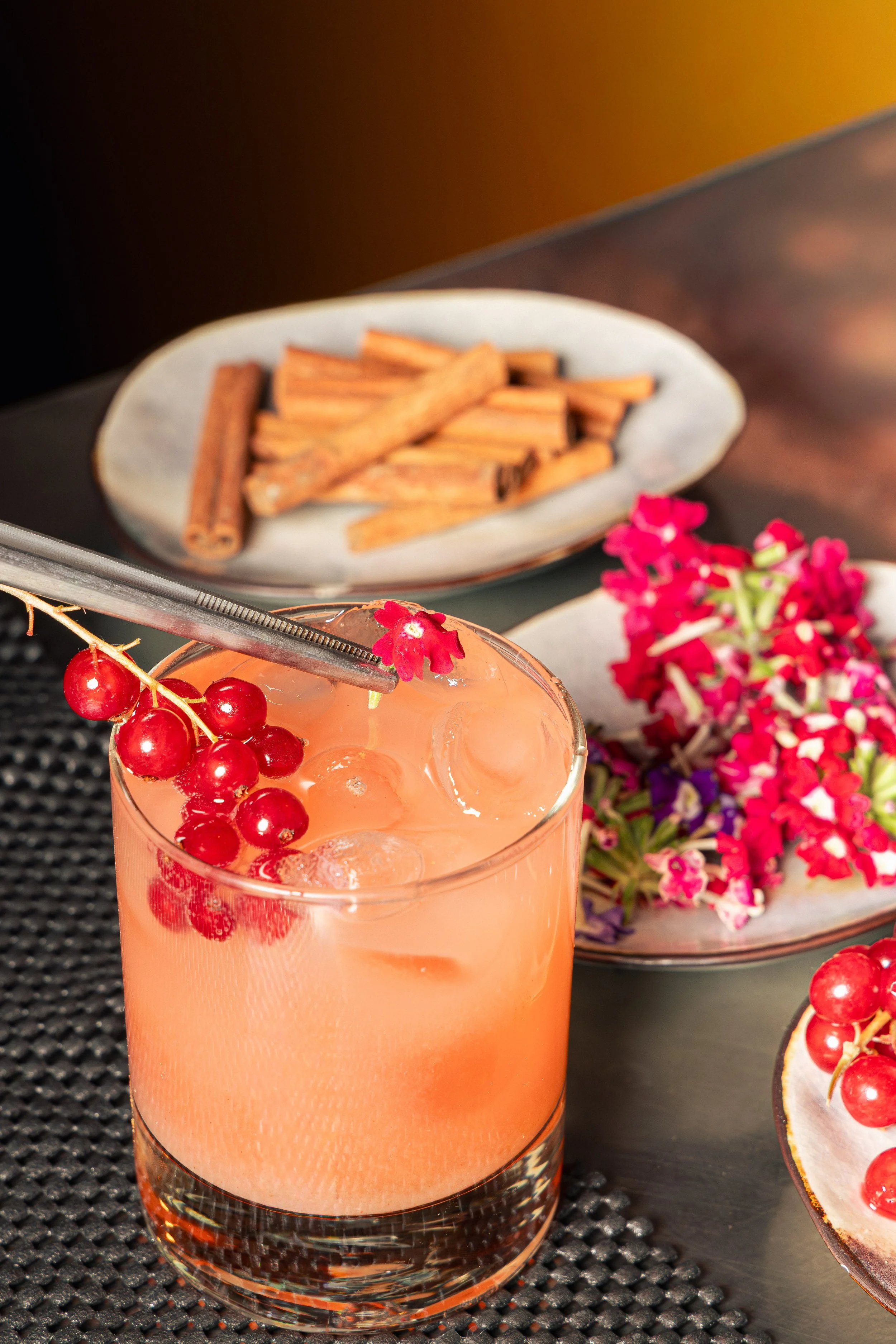 Cocktail rose avec glaçons - mixologie afro-caribéenne Paris 20e