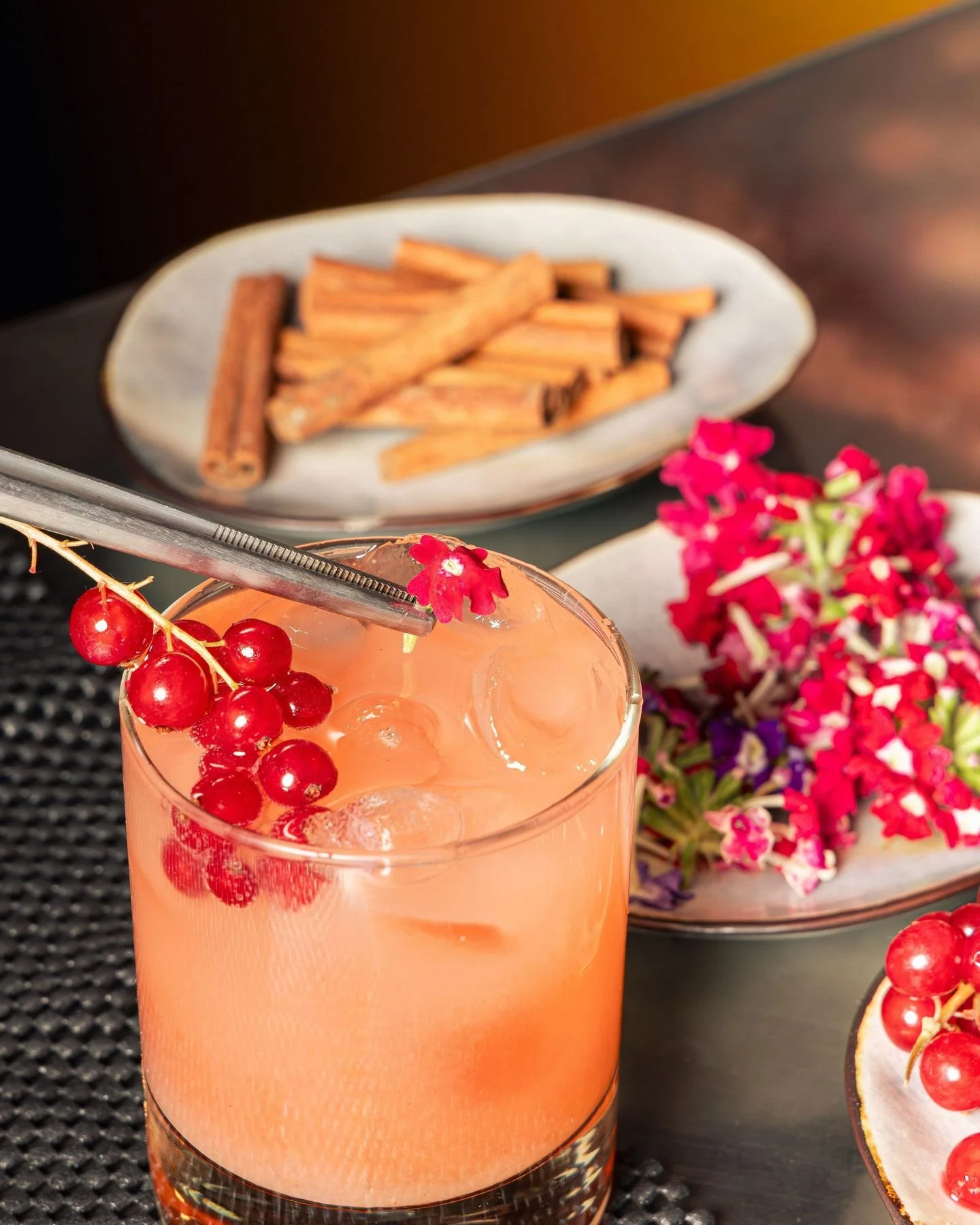 Spicy Ginja 🔥
Cordial de gingembre maison, une touche de pomme et d'hibiscus, et le Piri Piri au finish pour r&eacute;chauffer ton &acirc;me.
Best seller since day one. Si tu es un habitu&eacute;, tu sais d&eacute;j&agrave; 🖤
 @bouyon.paris

#paris
