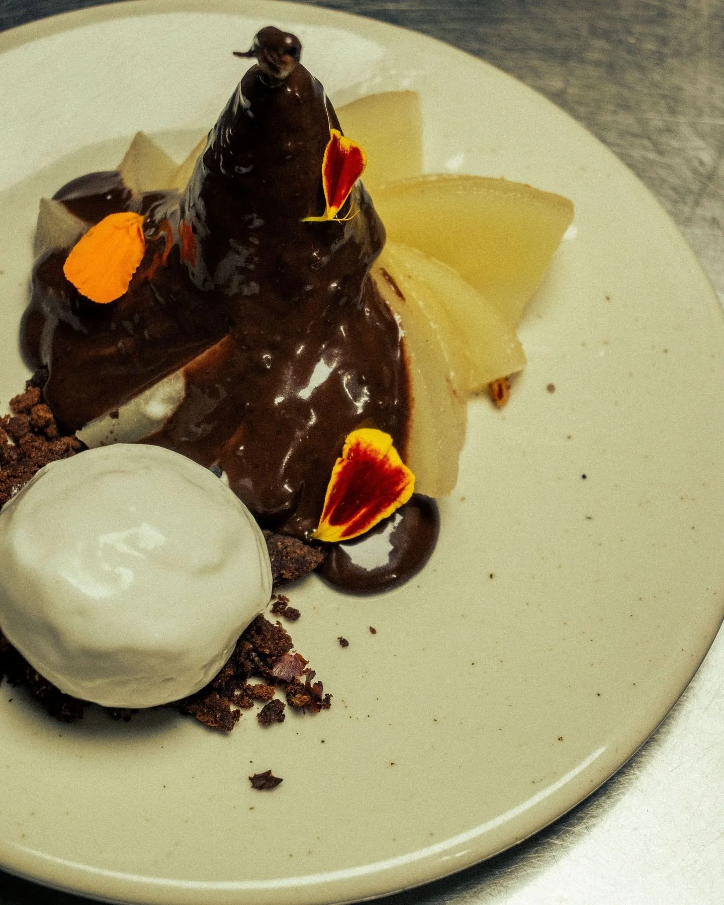 Poire Belle des &Icirc;les. 🖤
Tu connais la Belle H&eacute;l&egrave;ne. Celle-l&agrave; l'est encore plus.
 Poire poch&eacute;e au bois d'Inde, coulis chocolat &eacute;pic&eacute;, sorbet coco. 
 Un classique sign&eacute; @bouyon.paris 

#parisfood 