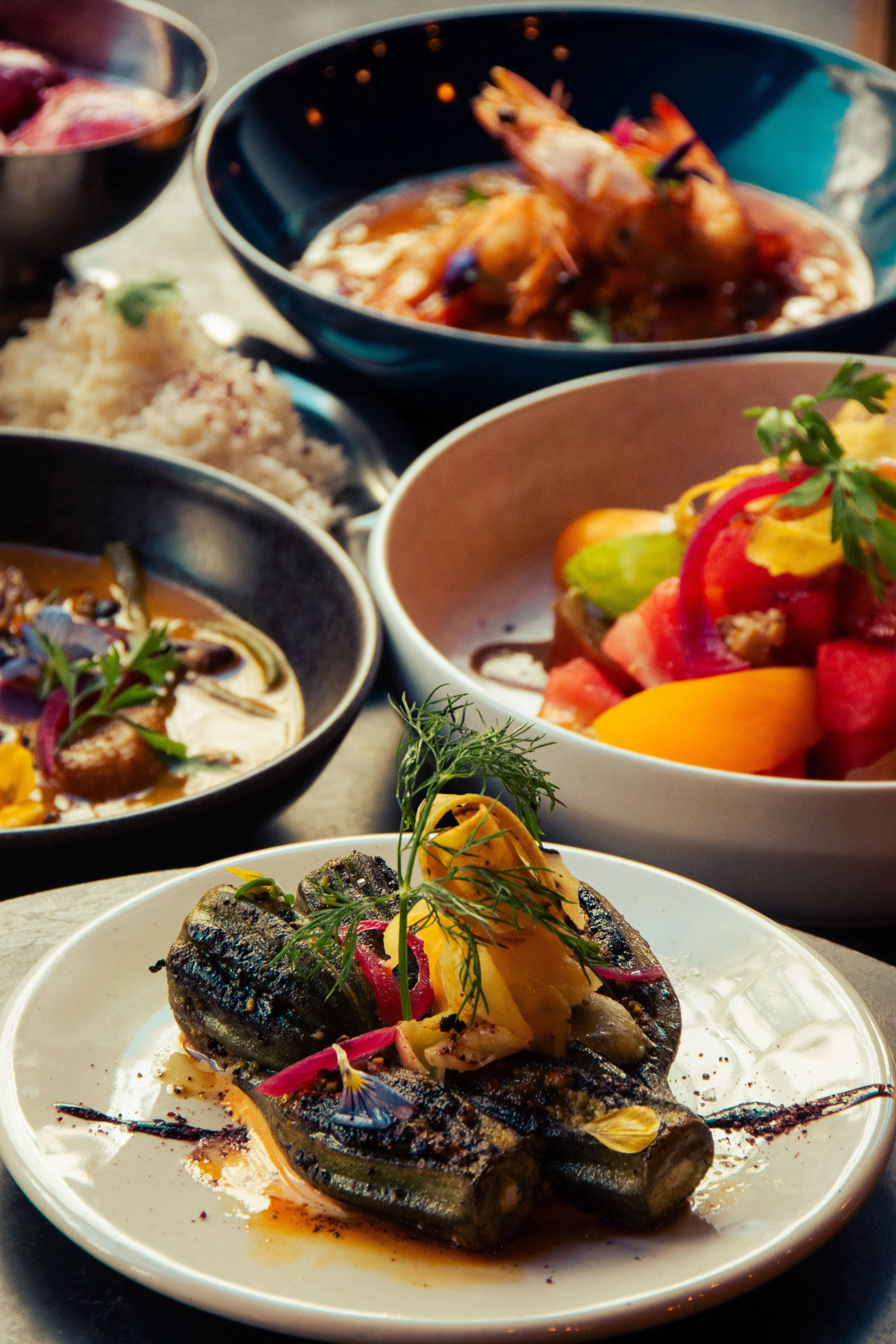 Ambiance salle Bouyon, et assiettes à partager, afro bistro contemporain Belleville