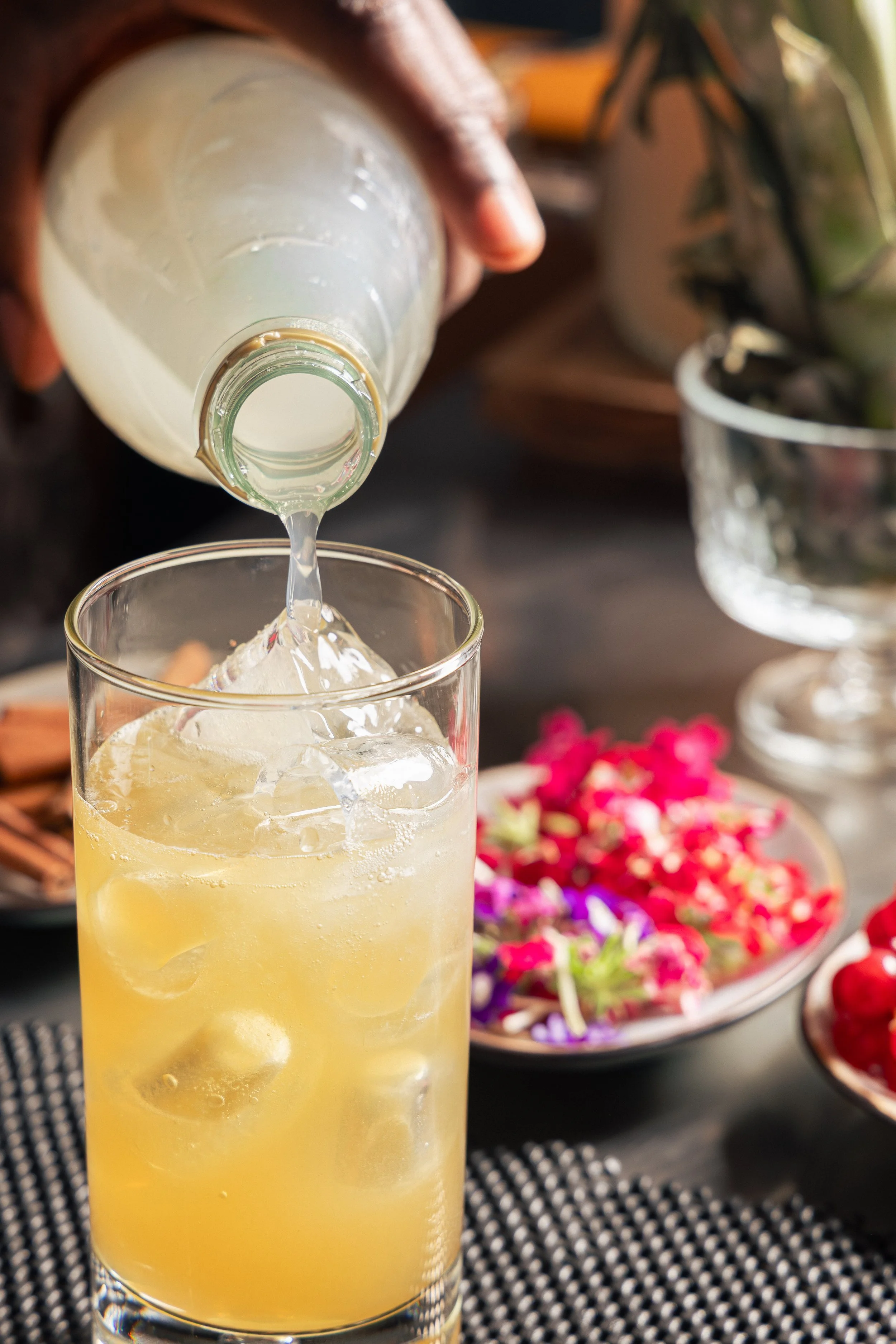 Service d'un cocktail à base de ginger beer, sirop de batterie et Rhum Clément