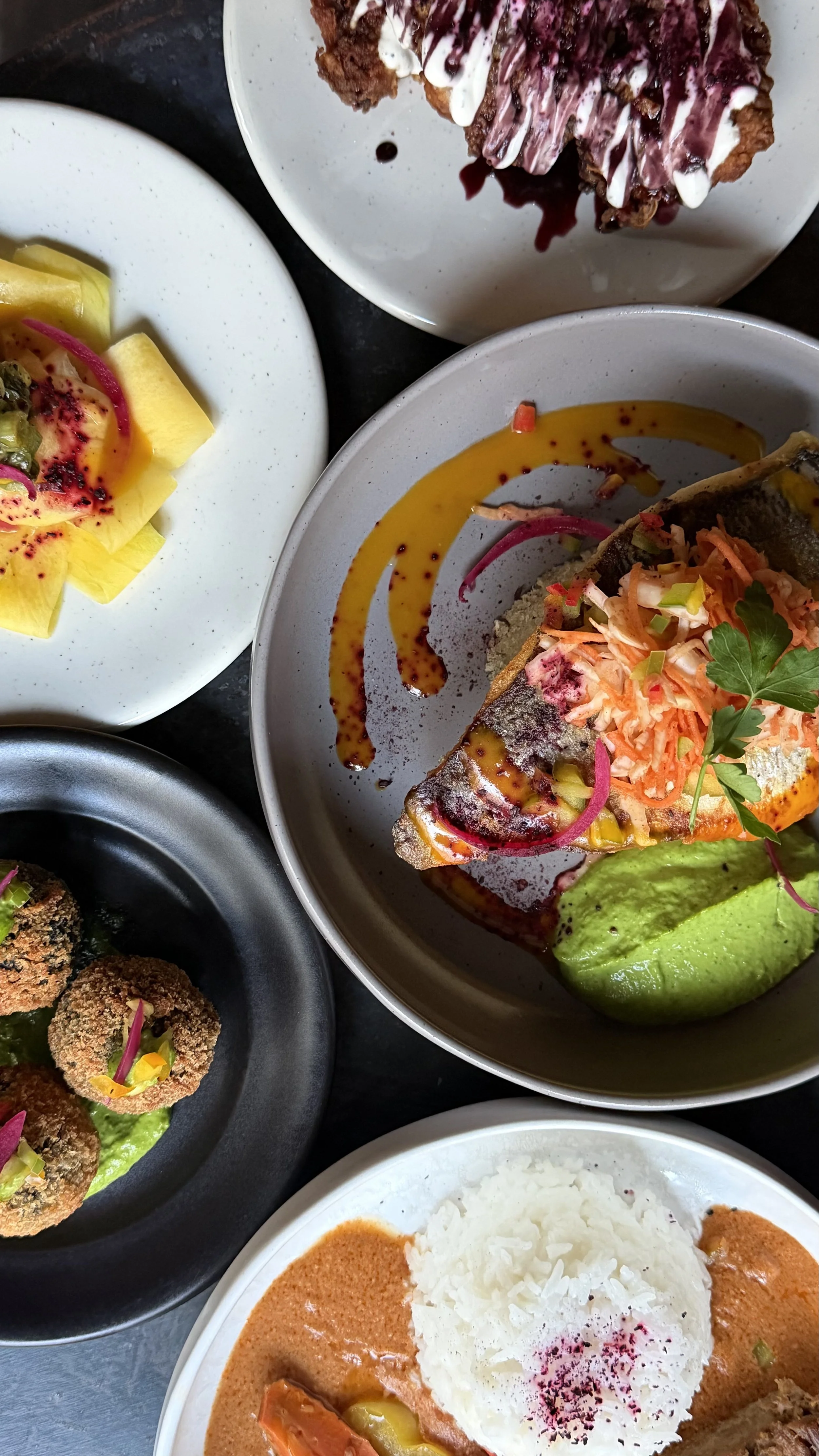 Assortiment de plats afro-caribéen avec assortiment de plats colorés, des assiettes bien présentées