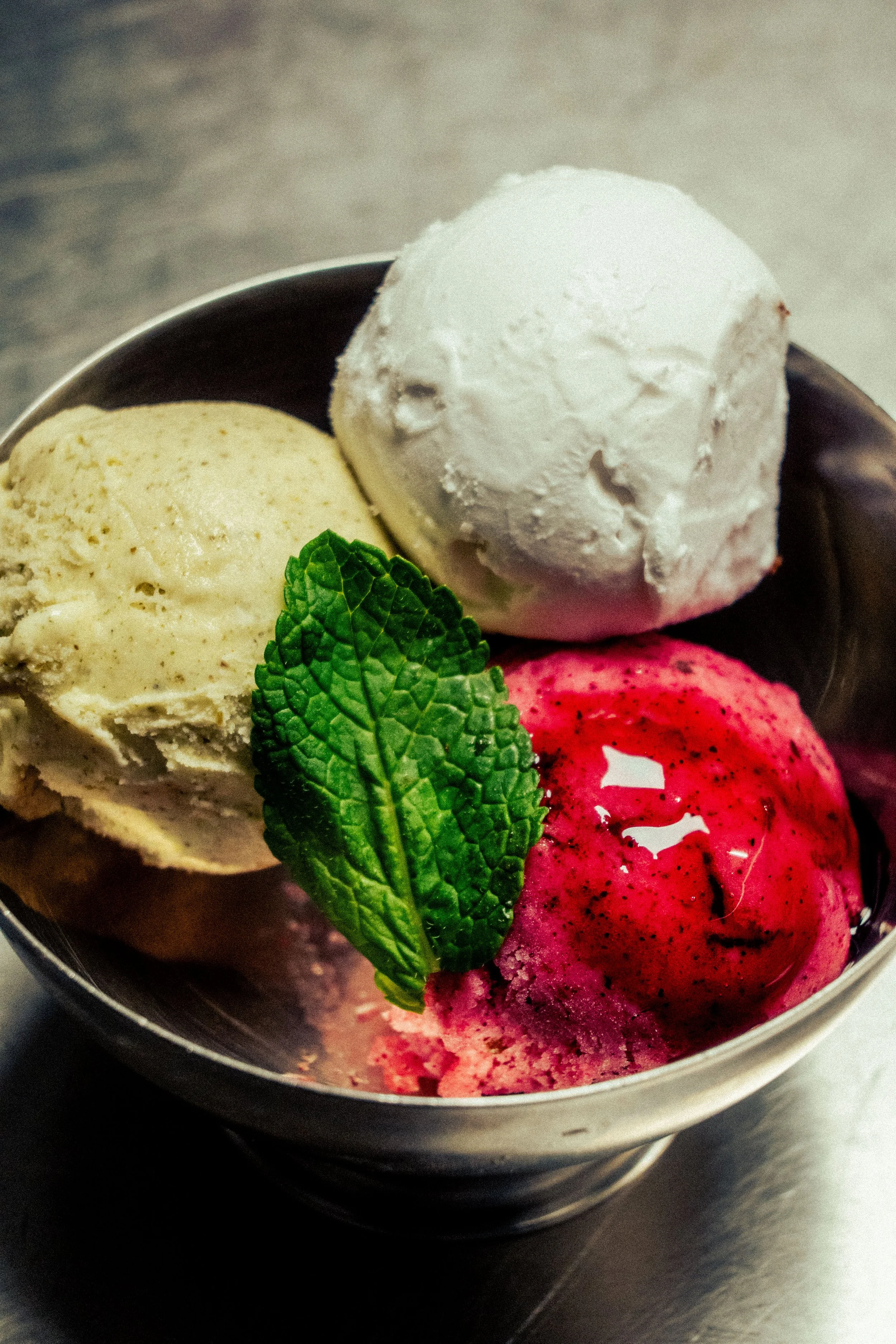 Trois boules de glace aux saveurs originales - Sorbet coco, glace moringa, sorbet bissap hibiscus