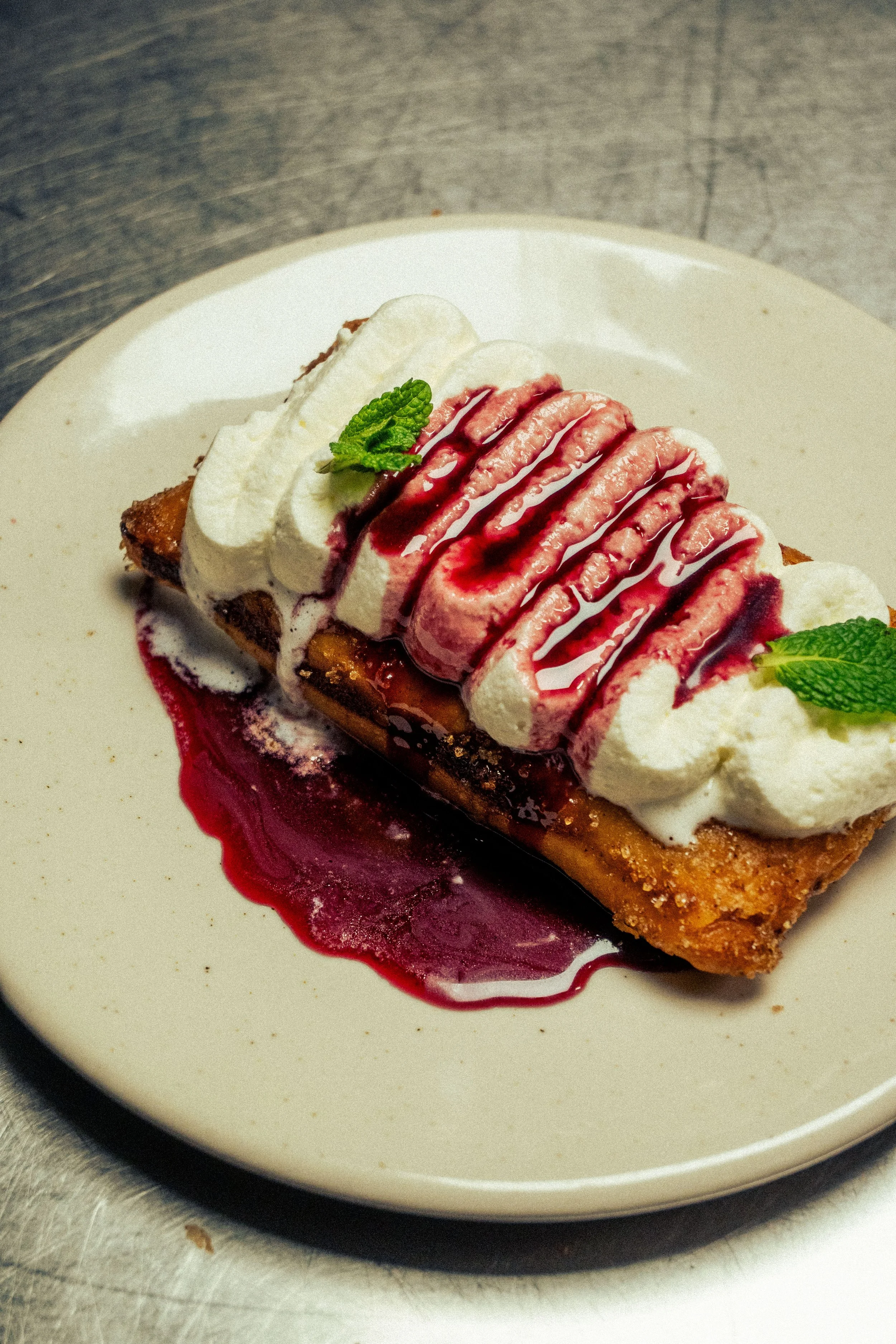 Tarte aux fruits exotiques avec de la crème fouettée, coulis d'hibiscus