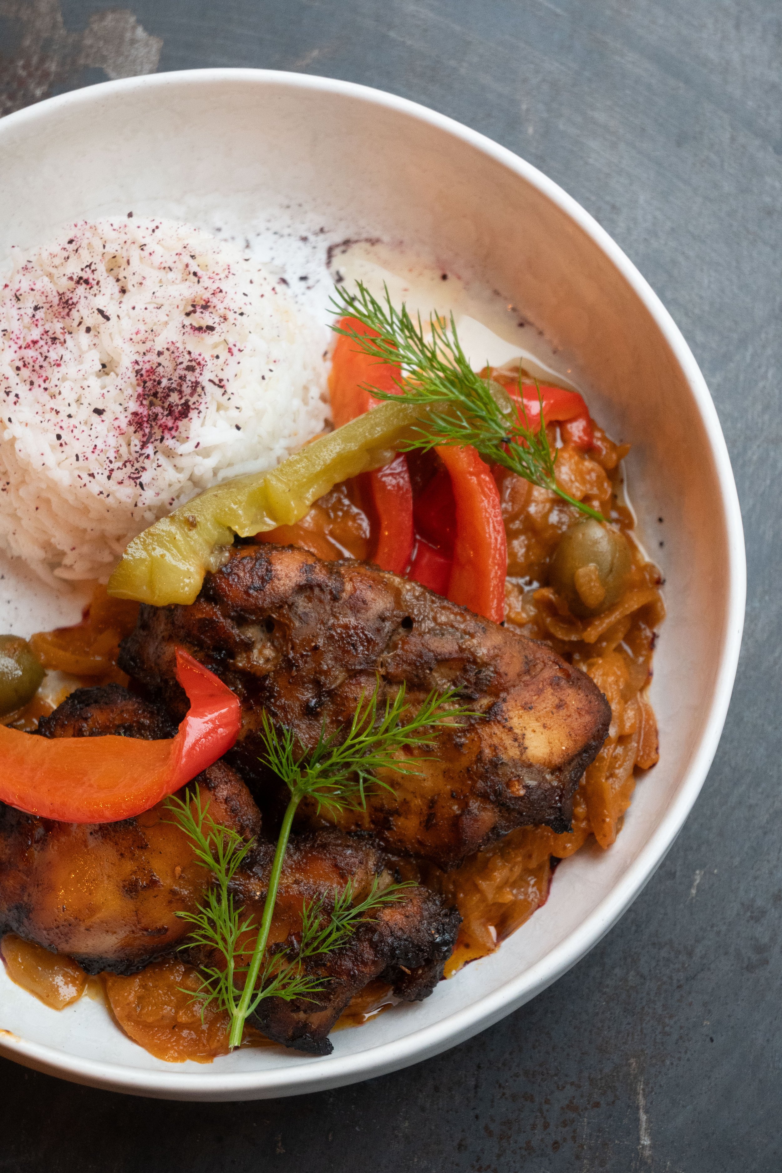 Yassa poulet Bouyon — poulet mariné sauce oignons, restaurant africain Paris