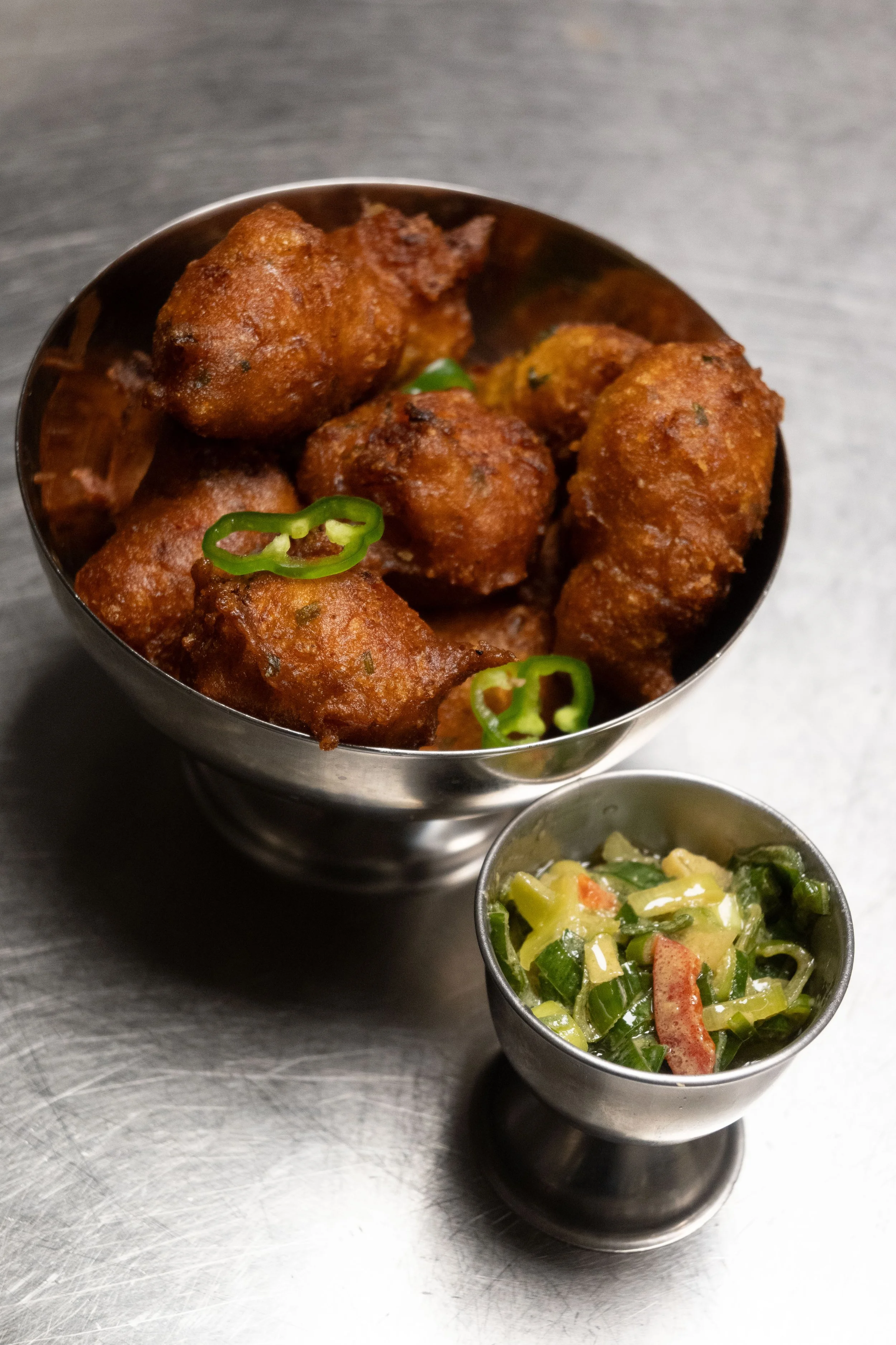 Accras - croquettes de poisson frites, sauce chien créole des antilles