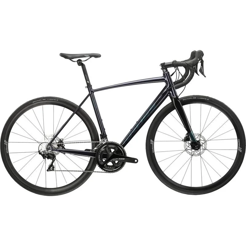 Vélo de route noir avec cadre en aluminium, guidon incurvé, pneus fins et disques de frein, sur fond blanc.