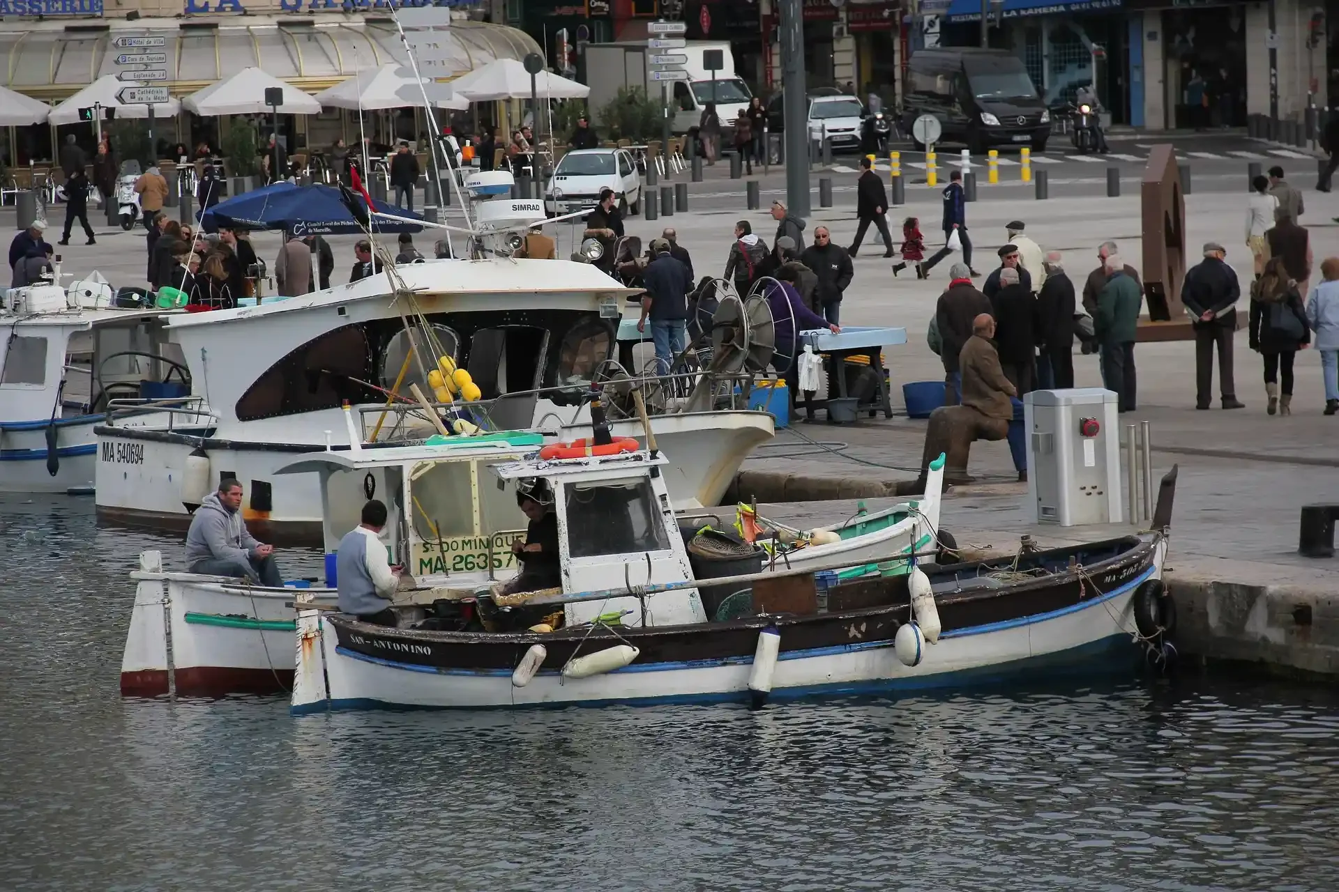 Vue des barquettes de pêcheur sur le VIeux Port de Marseille pendant le marché aux poissons lors d'une visite en vélo électrique avec Navia Mobility