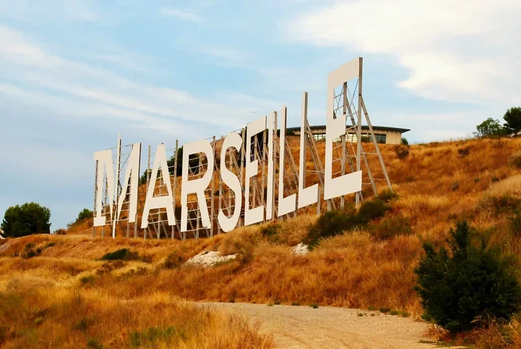 Lettres Marseille sur les collines, étape d'un itinéraire vélo en Provence