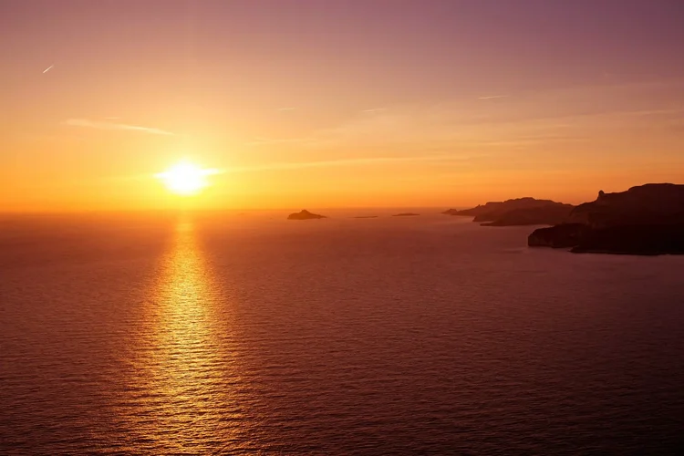 Coucher de soleil depuis Marseille pendant une location de vélo électrique Navia Mobility