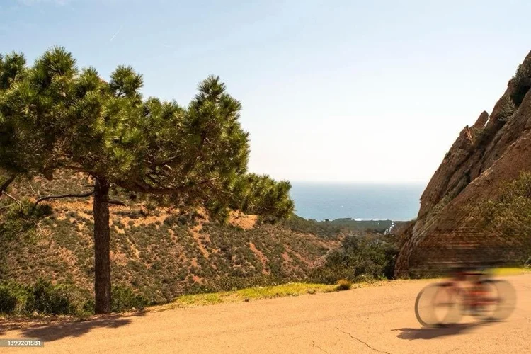 Cycliste sur un chemin de terre avec la mer en arrière-plan, sortie gravel près de Marseille