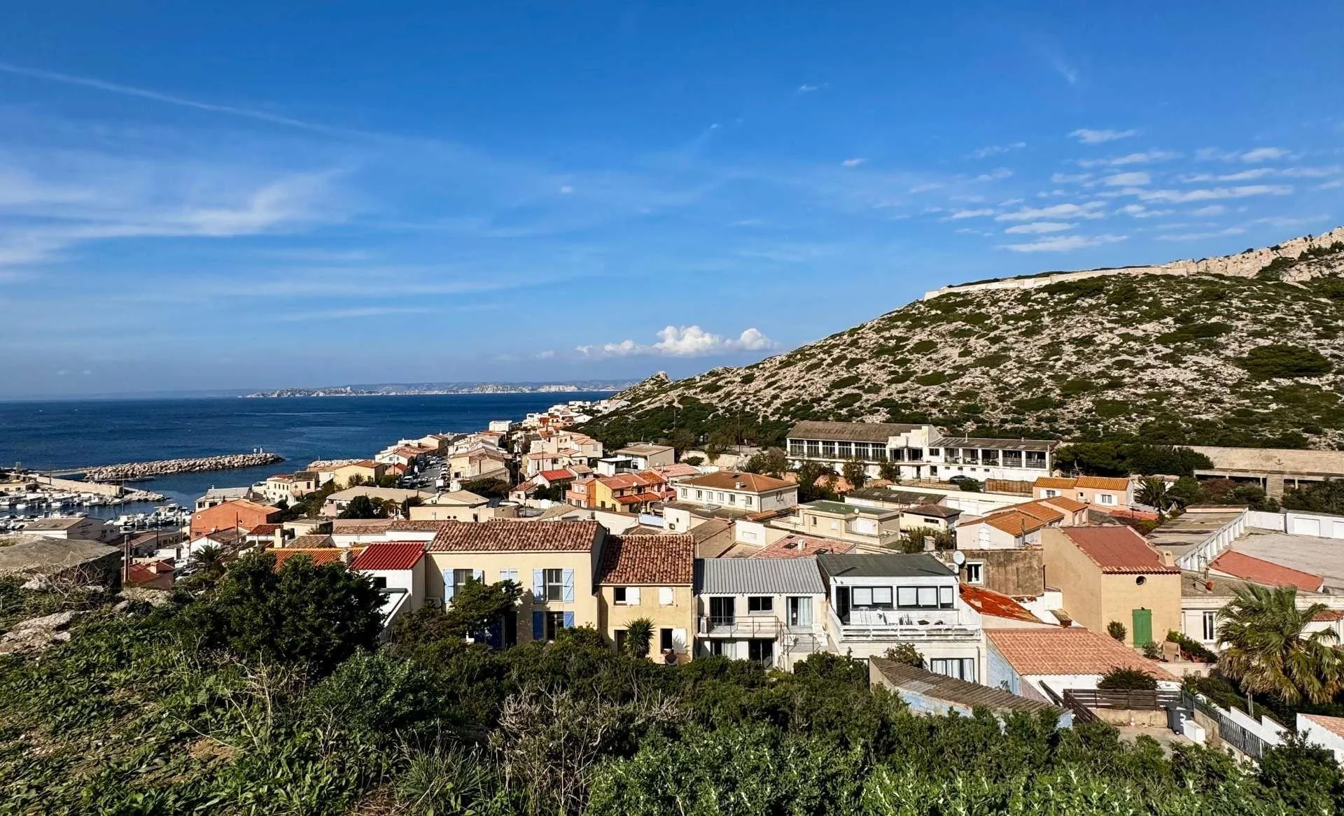 Village des Goudes à Marseille vu depuis la route côtière à vélo électrique, Gravel ou vélo de route