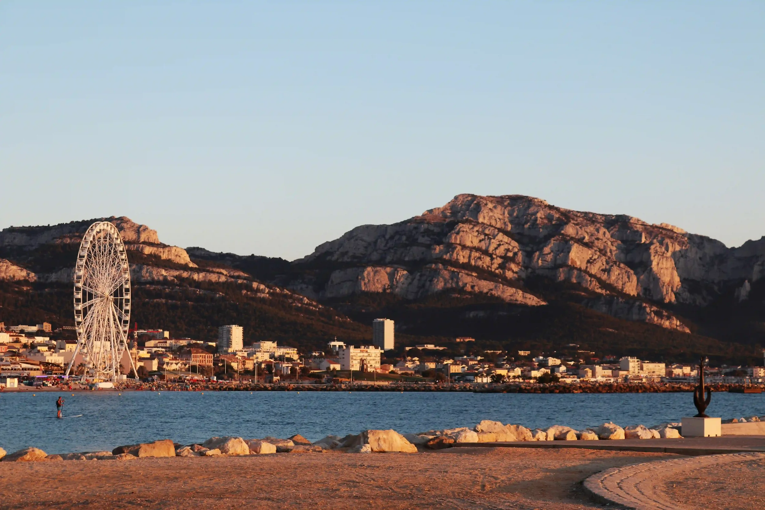 Vue du Prado à Marseille au coucher du soleil, passage d'un itinéraire de location vélo Navia Mobility