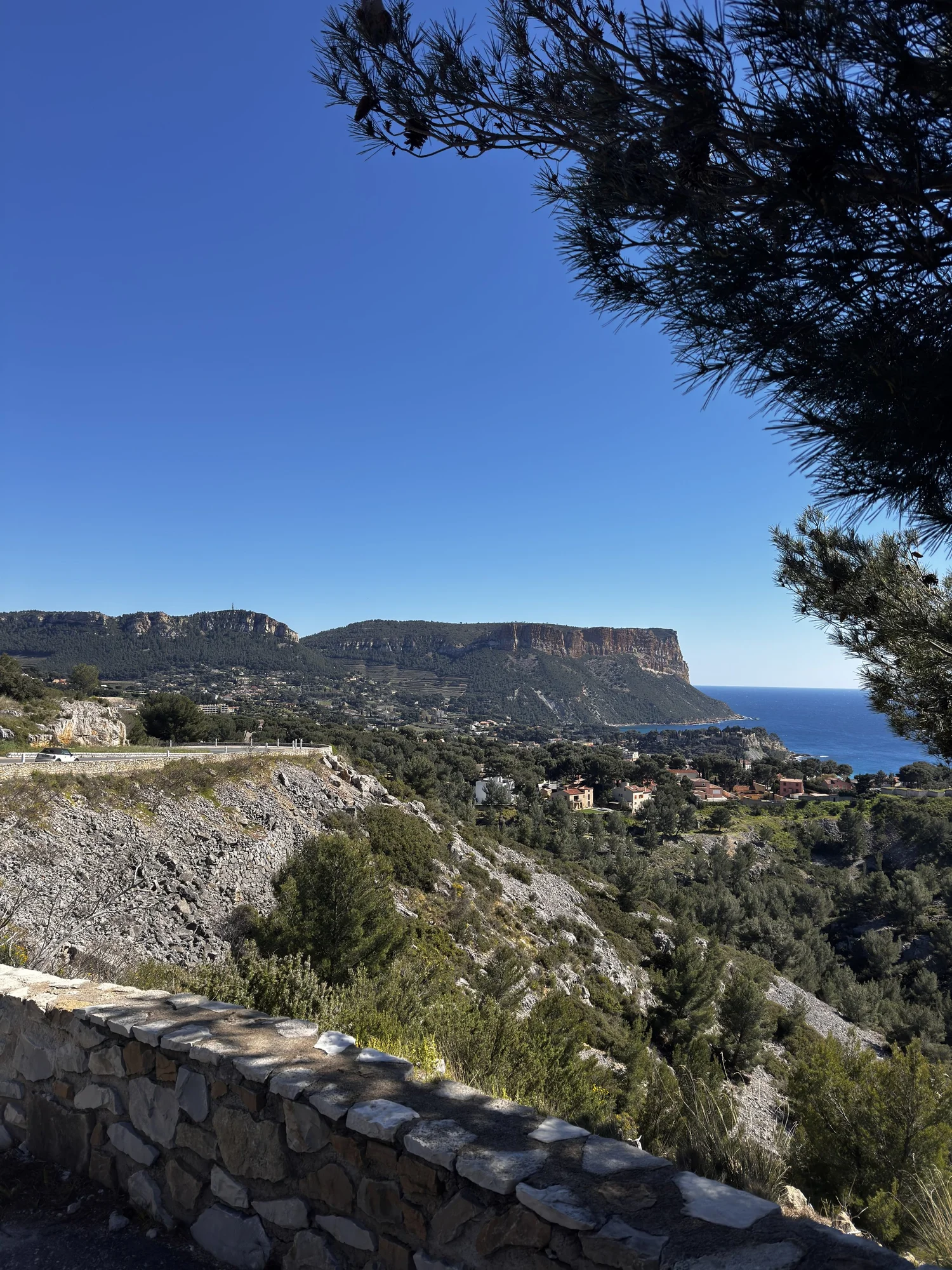 Vue sur Cassis et le Cap Canaille depuis la Route de la Gineste, ascension cycliste de référence au départ de Marseille