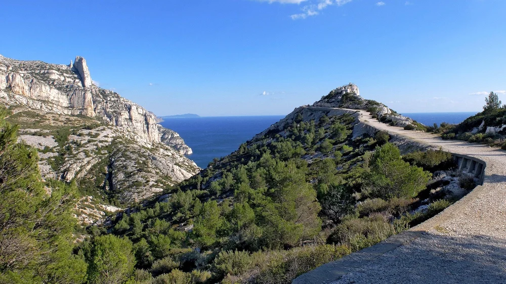 Vue sur le belvédère de Sugiton et sa calanque depuis un chemin, location de gravel à Marseille