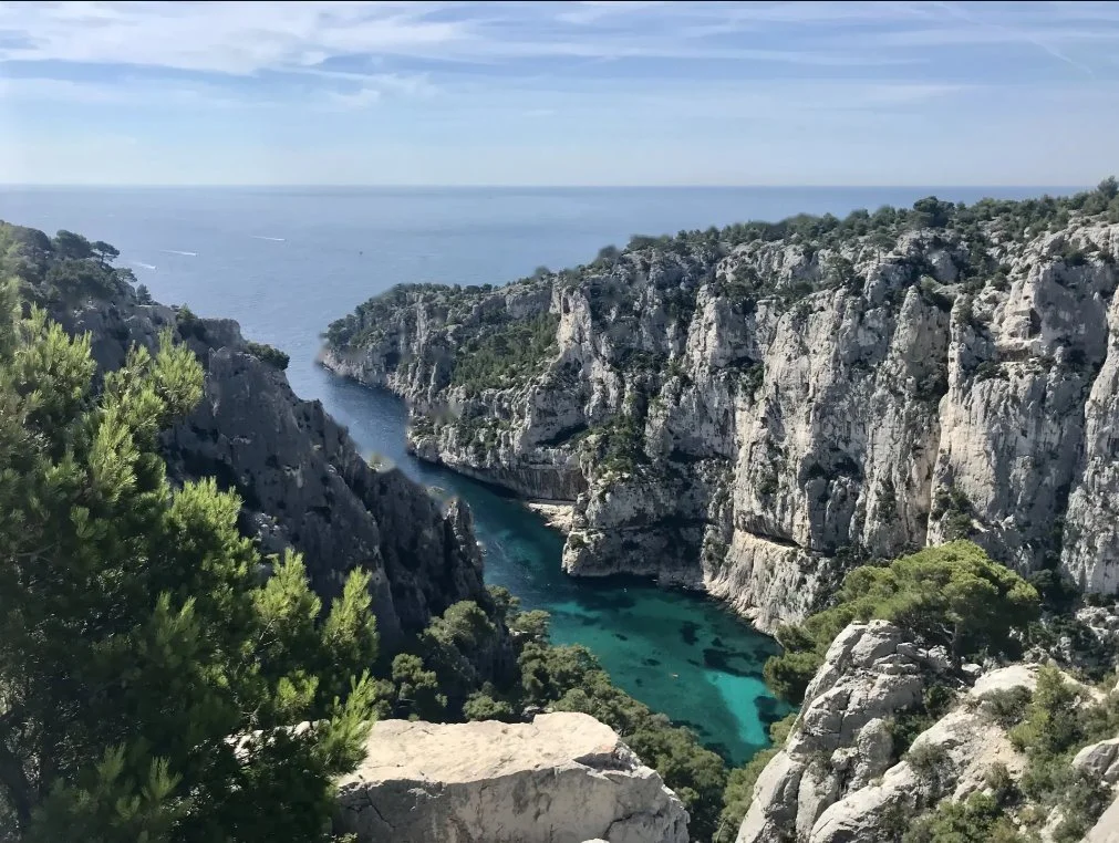 Calanque d'En-Vau entre Marseille et Cassis, eaux turquoise encadrées de falaises calcaires dans le Parc national des Calanques