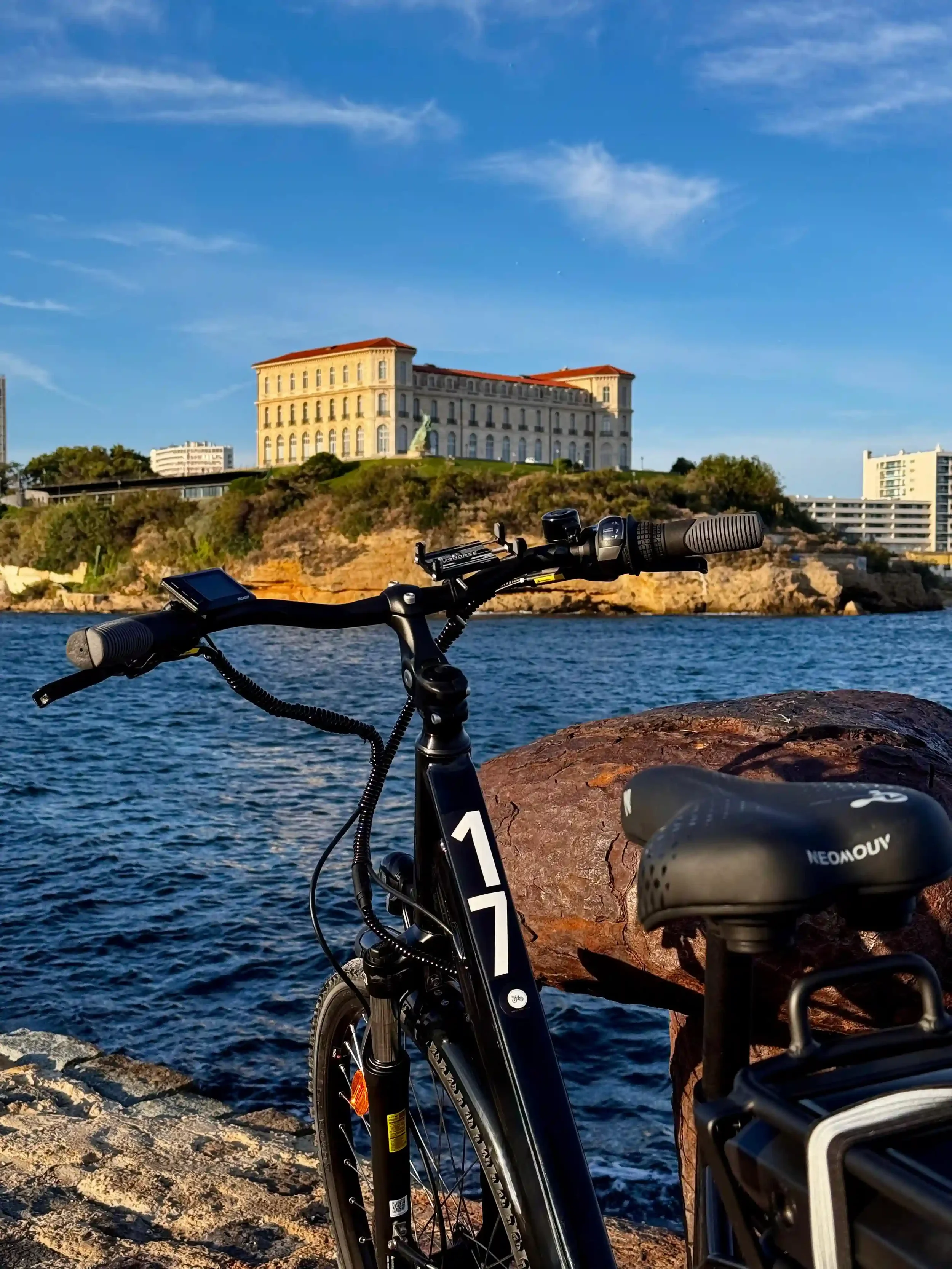 Vue du Palais du Pharo depuis un vélo électrique Navia Mobility à Marseille