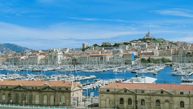 Vue du port de Marseille et de Notre-Dame de la Garde, itinéraire vélo de route Navia Mobility