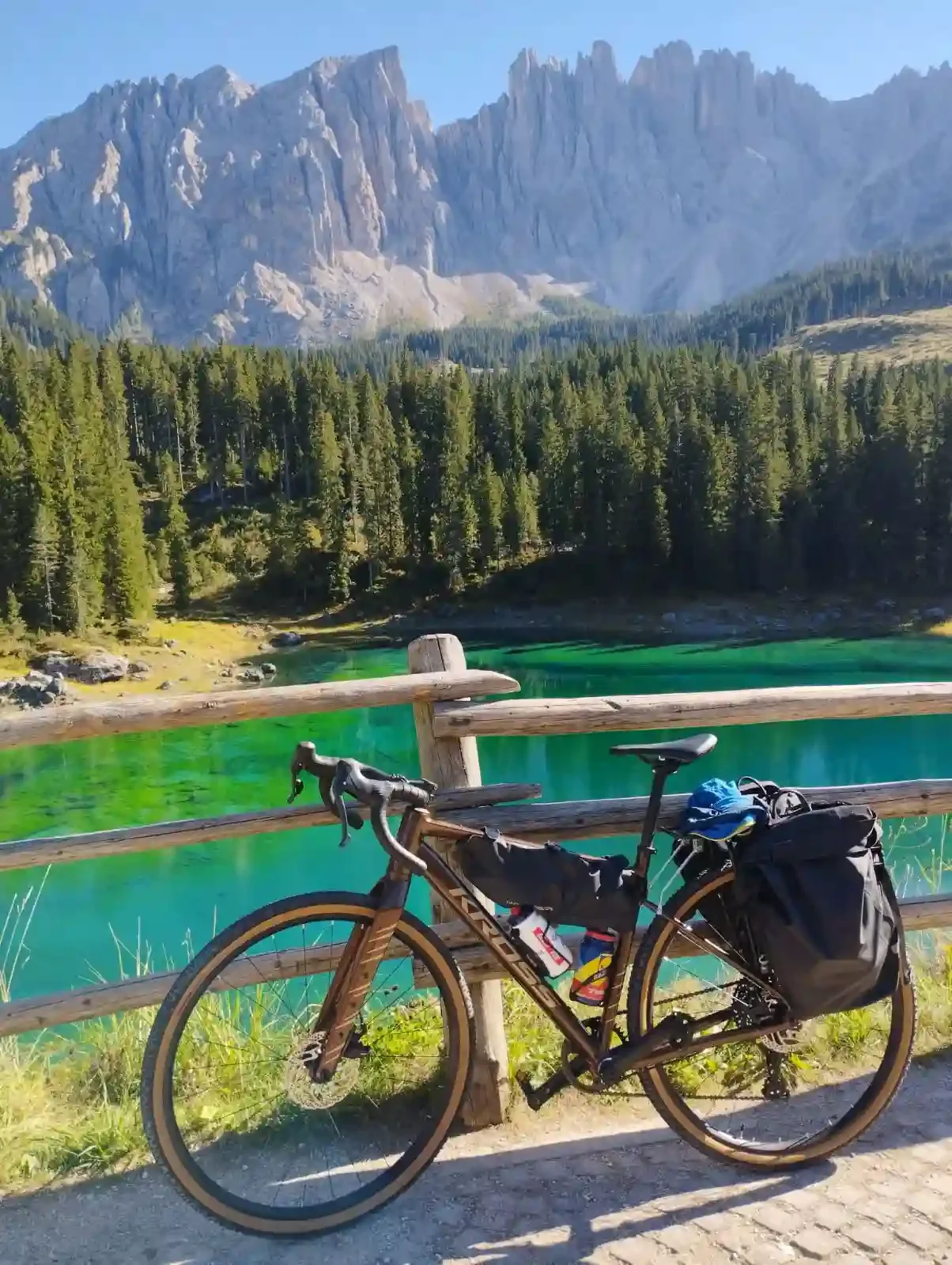 Vélo au bord du lac de Sainte-Croix en Provence, sortie vélo depuis Marseille en TER avec un Gravel Navia Mobility
