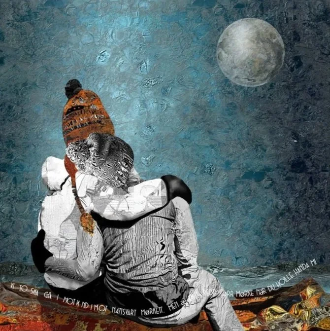 Et kunstverk som viser en illustrasjon av to personer som sitter sammen, sett fra bak, med en måne og en stjerneklar natt himmel i bakgrunnen. Flere dyr, inkludert en ugle, tiger og tigerhode, er plassert på personenes skuldre og hodet.
