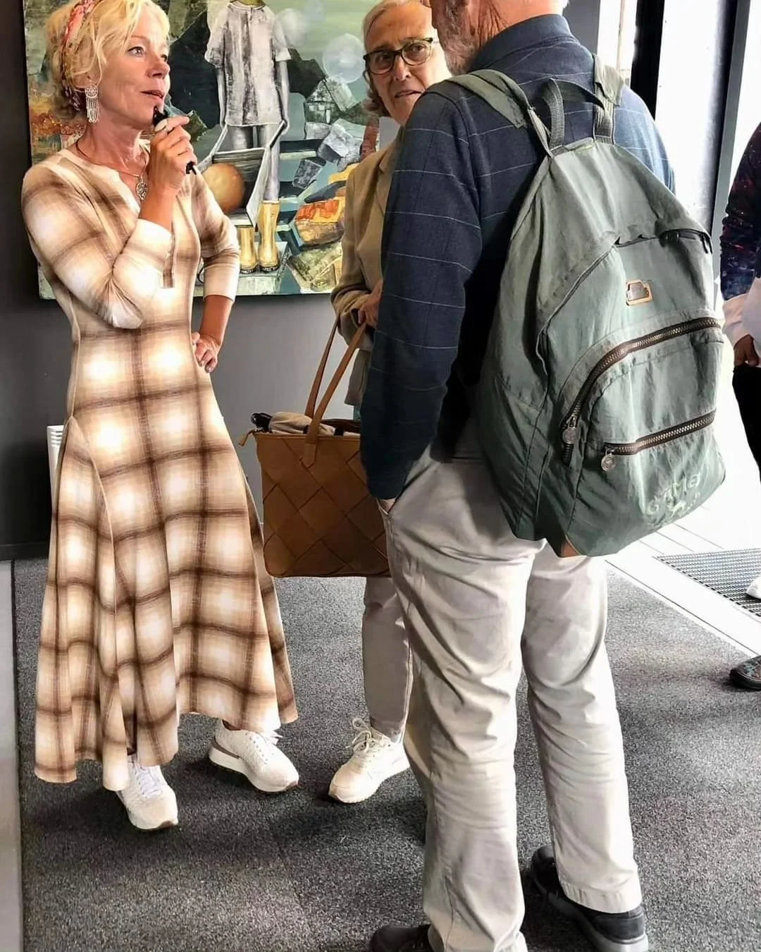 på veggen.