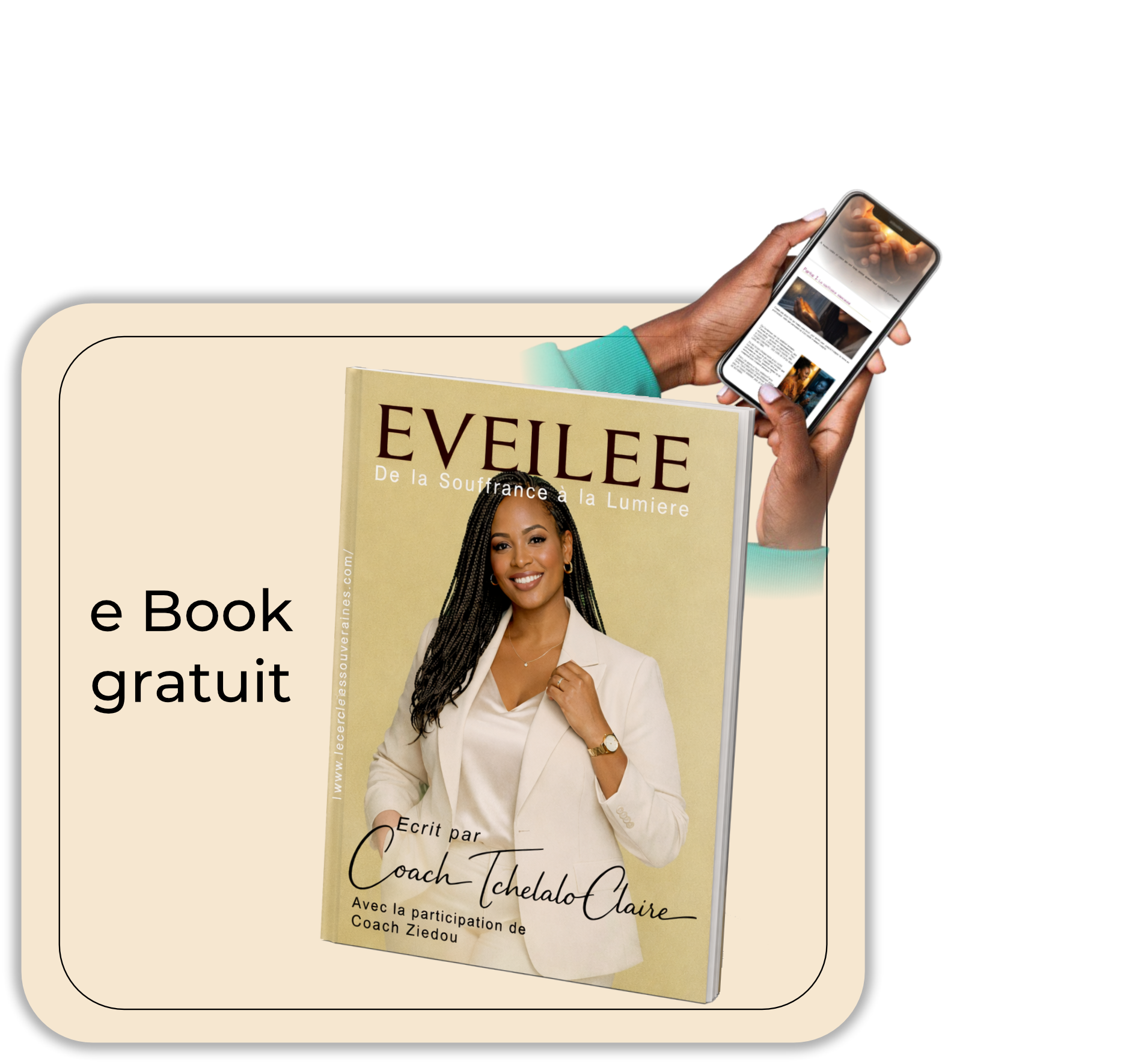 Une personne tenant un smartphone qui affiche un article de magazine ou de blog. Il y a un livre intitulé « EVEILLÉE » avec une femme souriante sur la couverture. Le fond est beige clair.