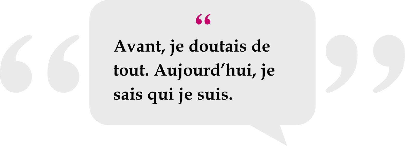 Une citation en français dans une bulle de dialogue, disant : « Avant, je doutais de tout. Aujourd’hui, je sais qui je suis. »