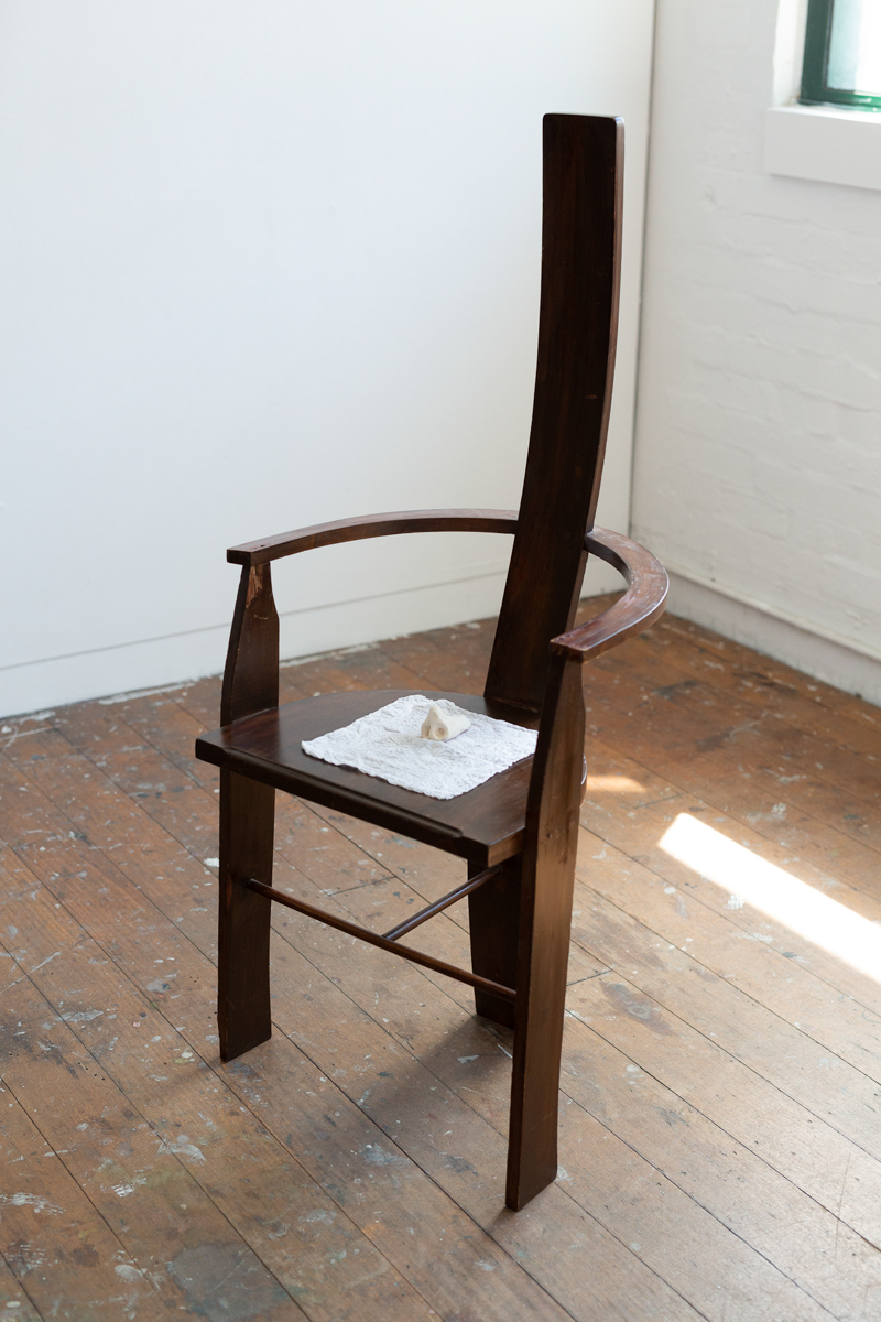 Krzesło
wooden chair, ceramic nose, lace handkerchief