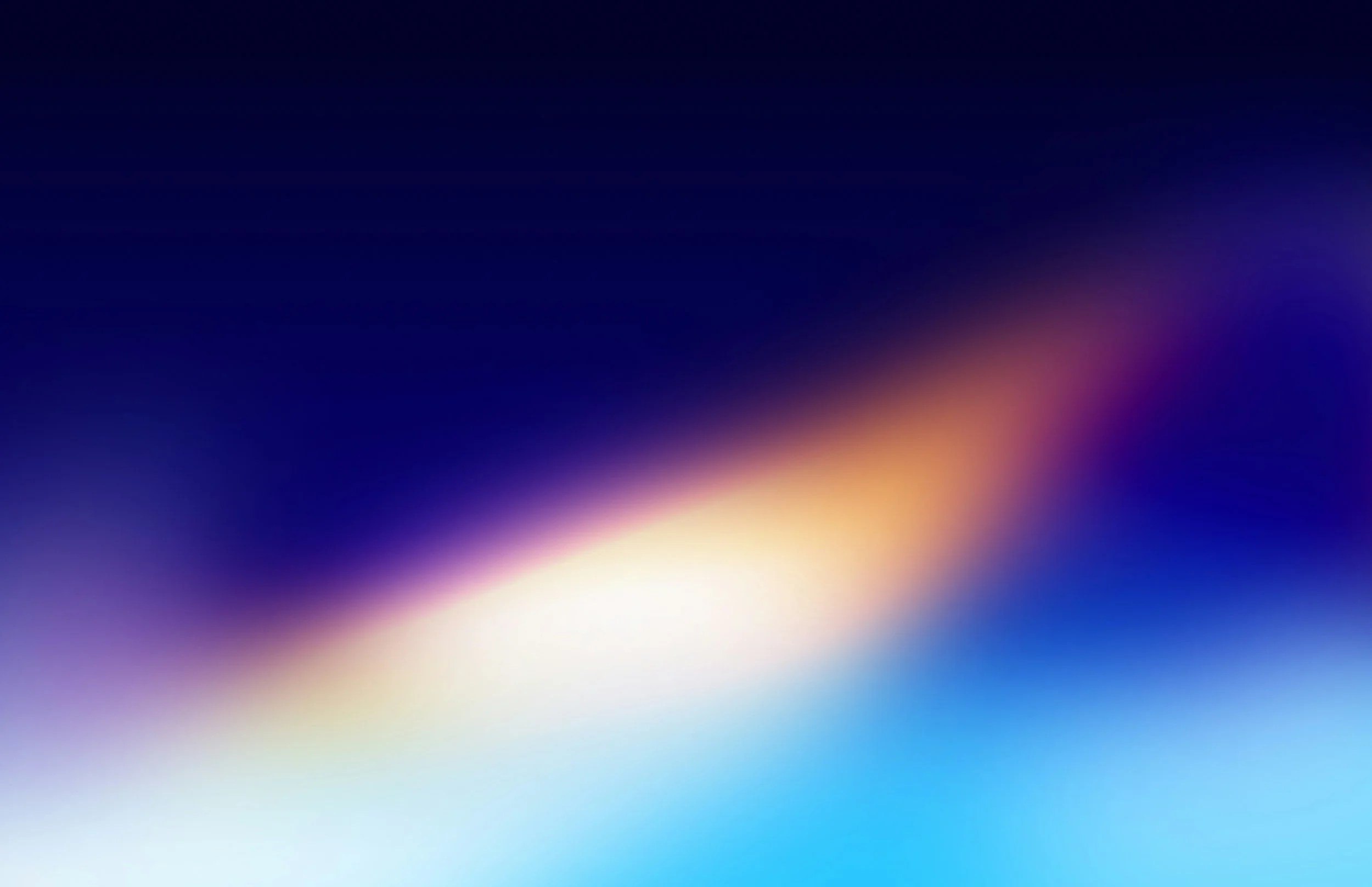 Abstrakte, unscharfe Farbverläufe in Blau, Violett, Orange und Weiß.