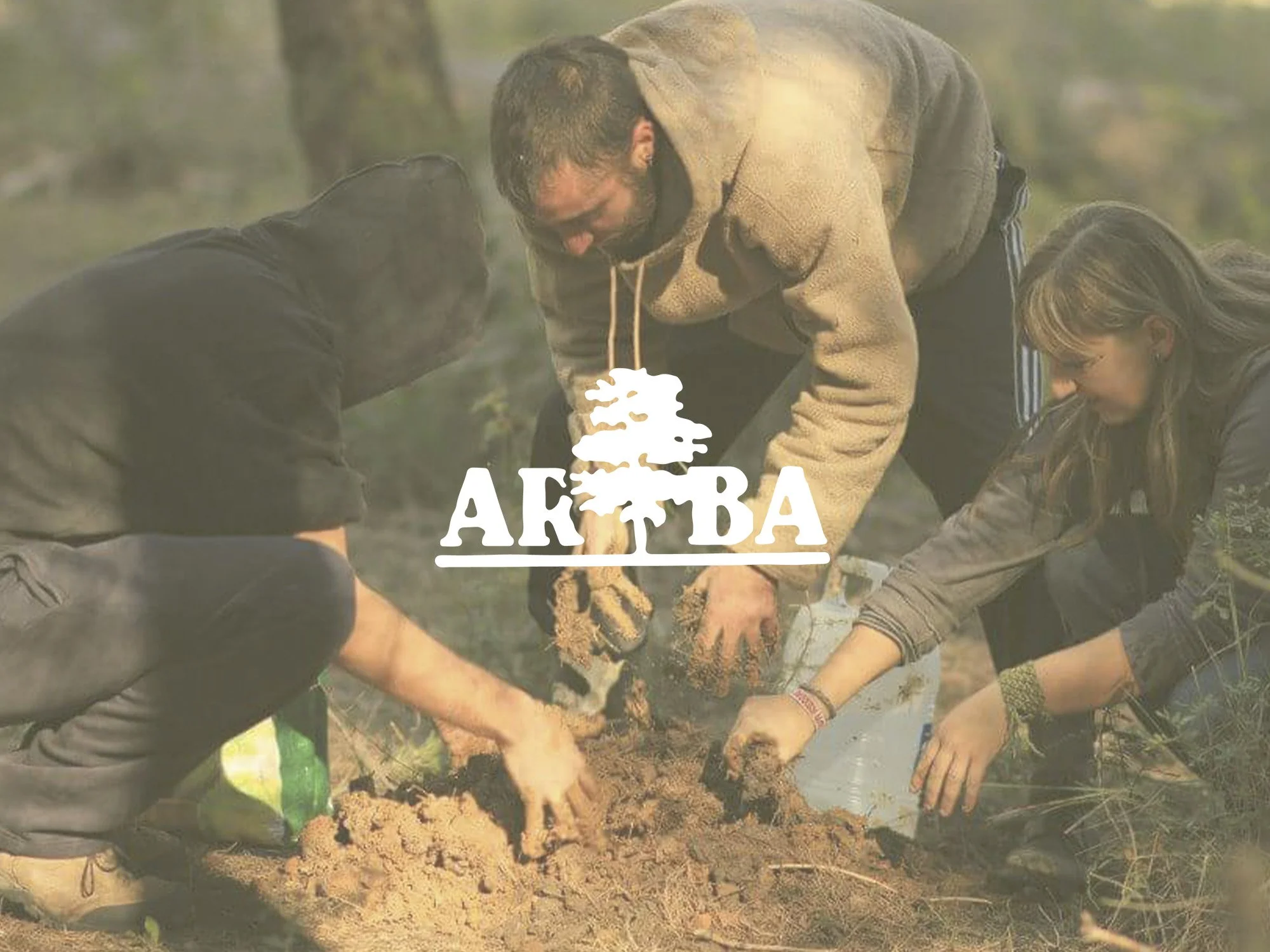 Personas realizando actividades en un entorno natural con tierra y árboles, con el logo de ARBA superpuesto.