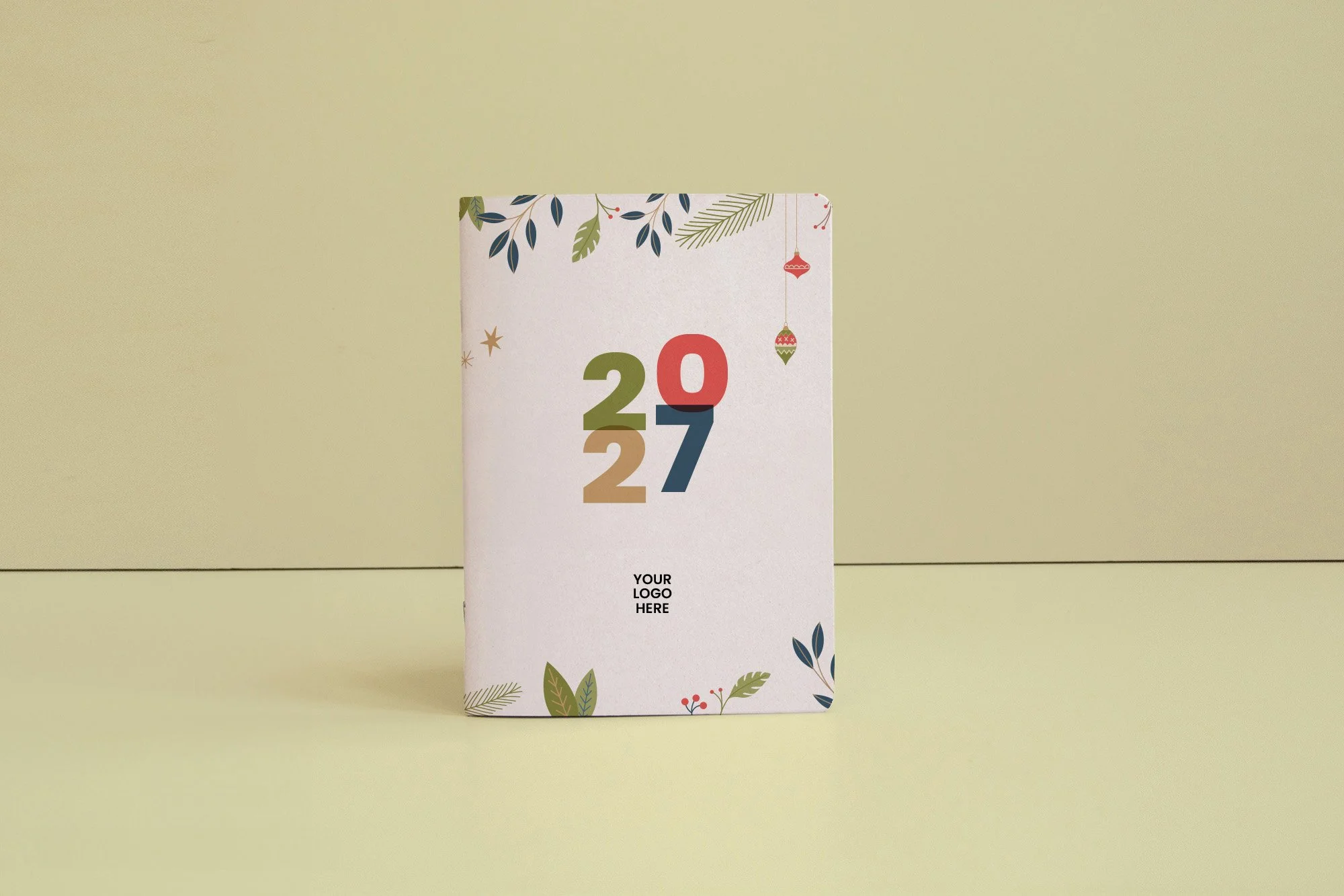 Tarjeta de celebración con diseño navideño y el año 2027 en colores verde, rojo y beige, con espacio para logo personalizado, sobre fondo verde.