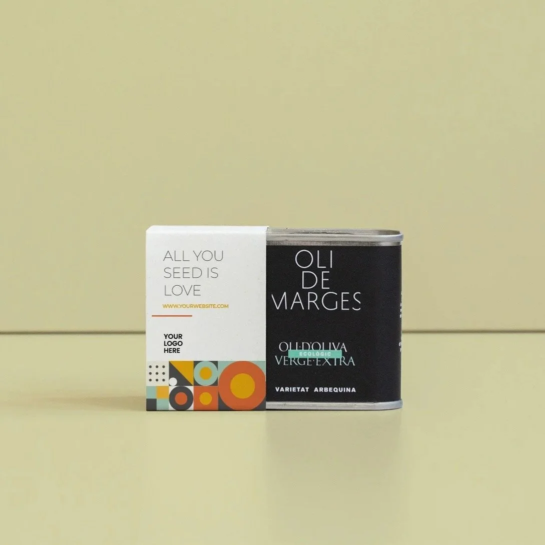 Lata de aceite de oliva ecológica con etiqueta en blanco y negro y un espacio para el logo, en un fondo de color beige claro.