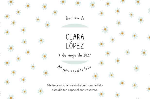 Invitación de bautizo con fondo de pequeñas margaritas y texto en español.