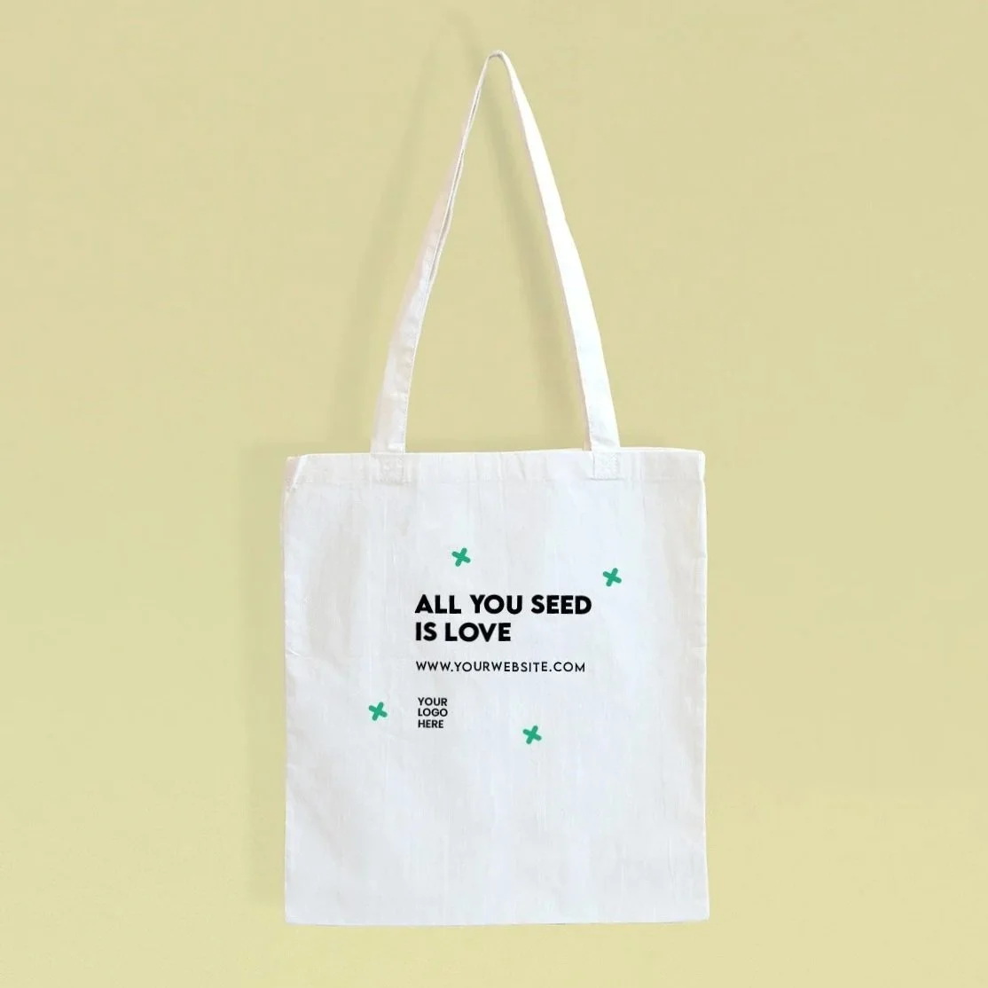 Bolsa blanca con texto en negro que dice 'Todo lo que siembras es amor', con un espacio para un logotipo y diseños de cruces verdes.