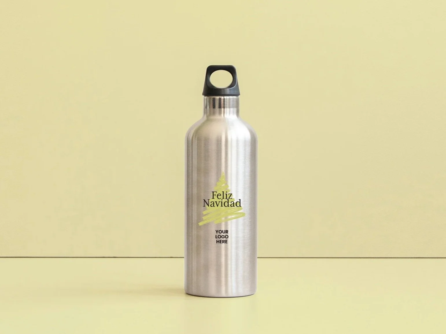 Botella de acero inoxidable con etiqueta que dice 'Feliz Navidad' y espacio para logo, sobre fondo amarillo claro.